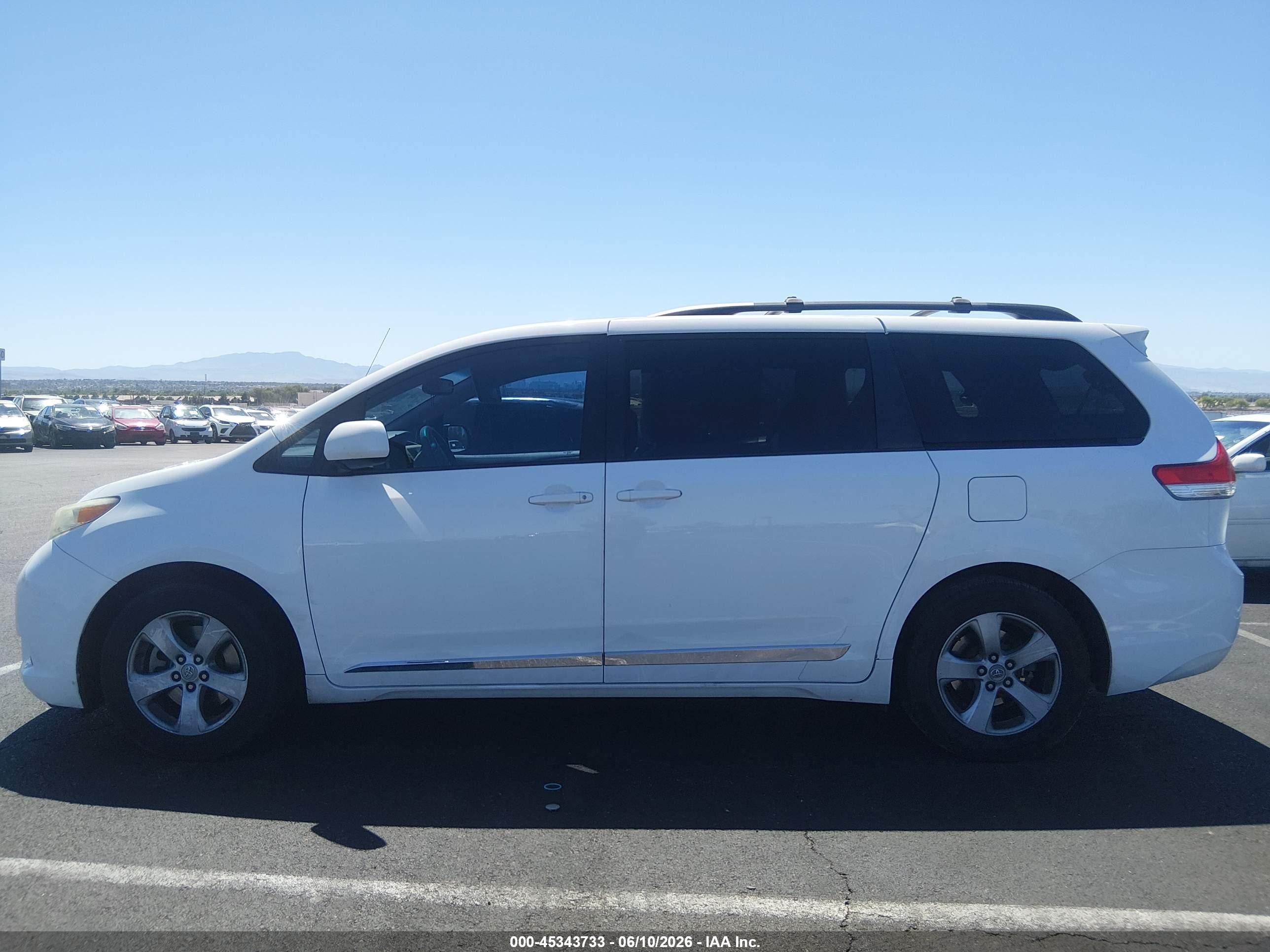 2012 Toyota Sienna Le V6 8 Passenger Белый vin: 5TDKK3DCXCS259315