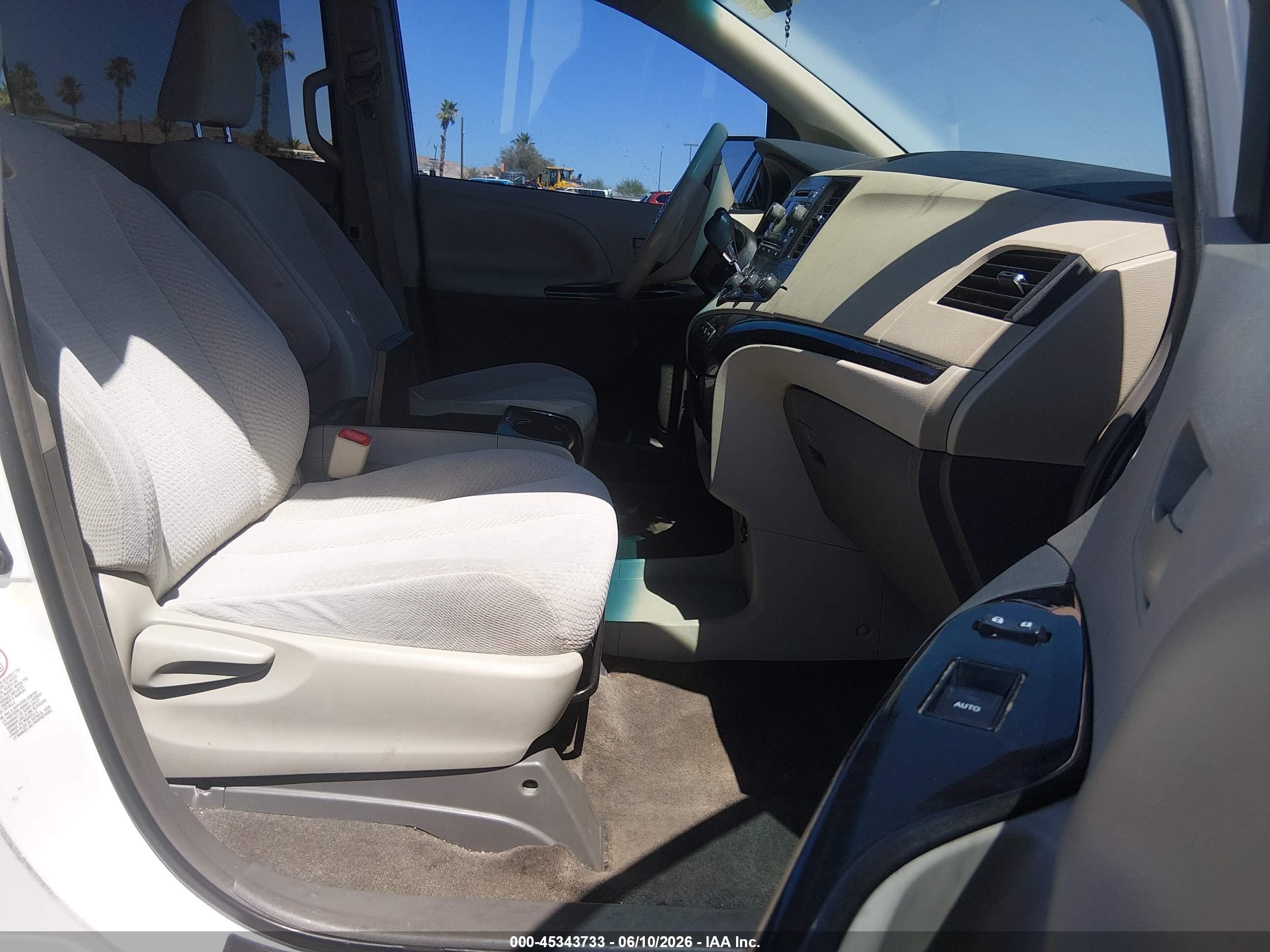 2012 Toyota Sienna Le V6 8 Passenger Белый vin: 5TDKK3DCXCS259315