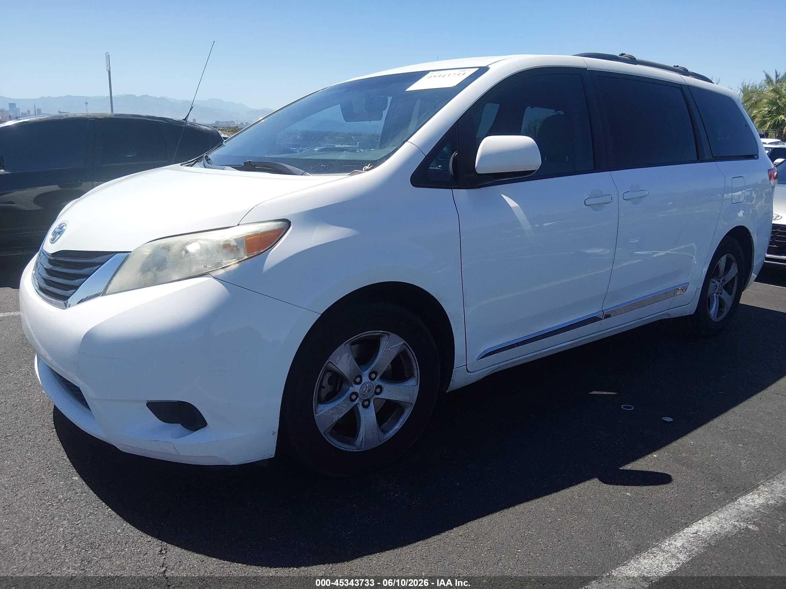 2012 Toyota Sienna Le V6 8 Passenger Белый vin: 5TDKK3DCXCS259315