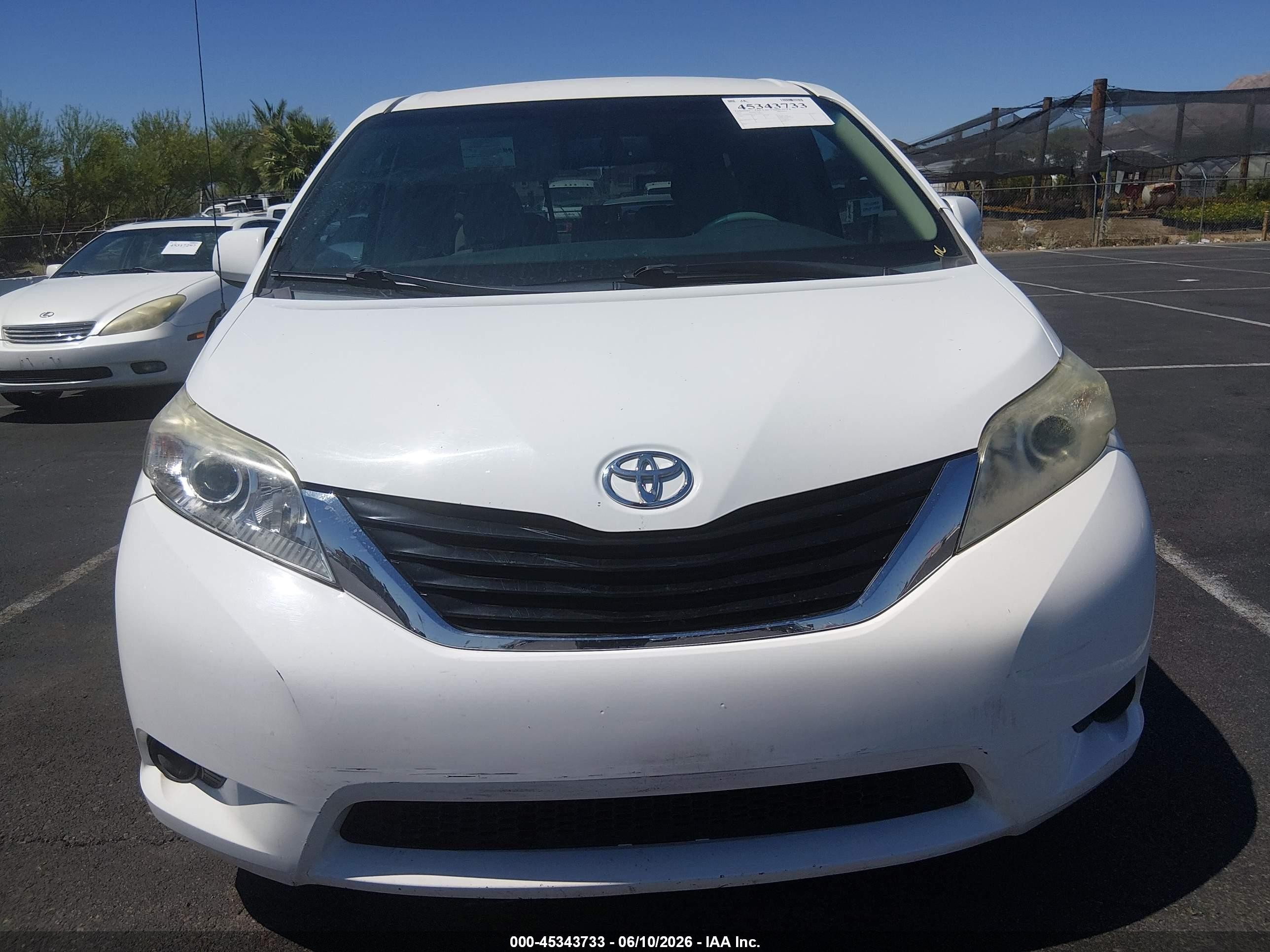 2012 Toyota Sienna Le V6 8 Passenger Белый vin: 5TDKK3DCXCS259315