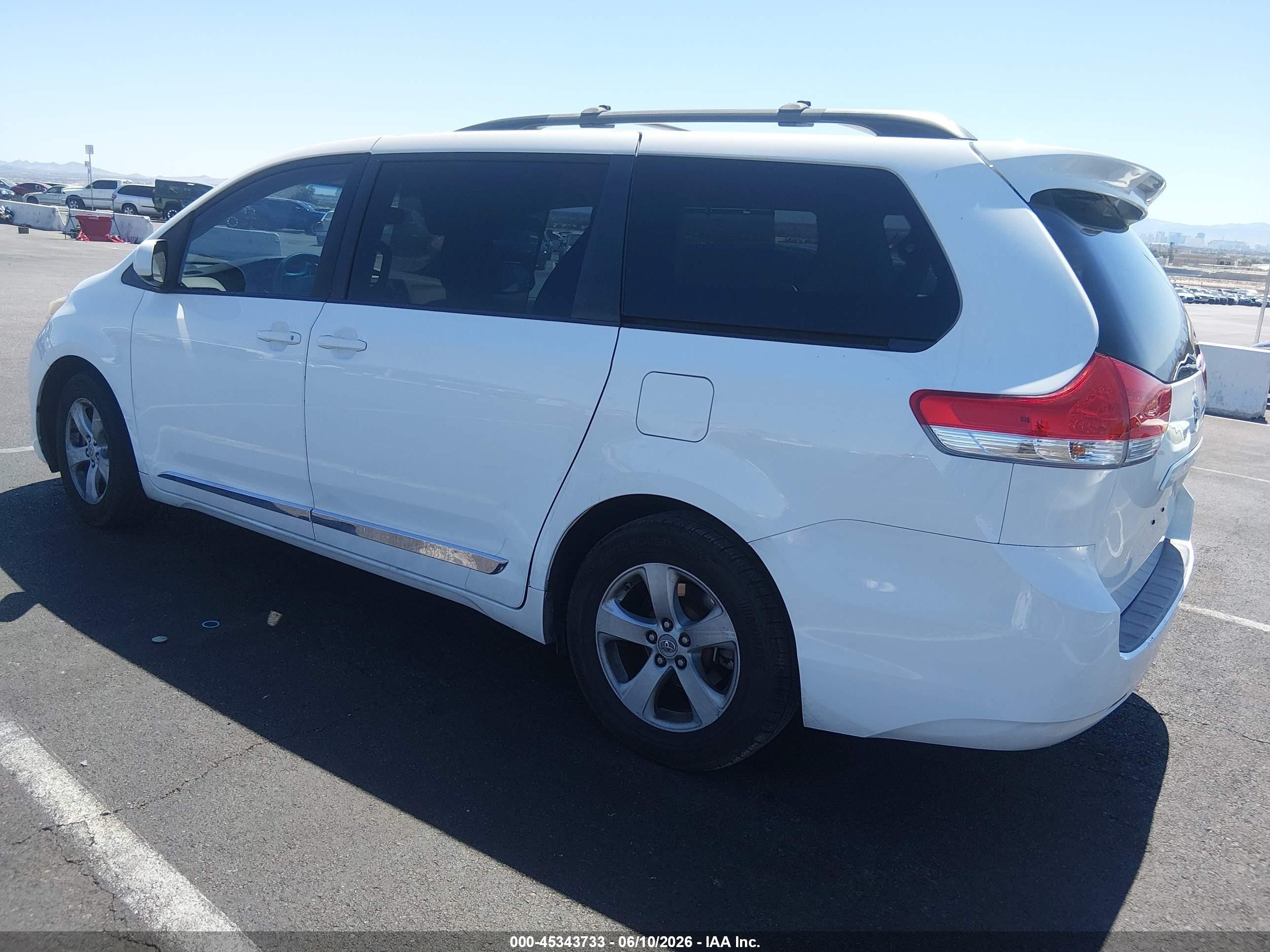 2012 Toyota Sienna Le V6 8 Passenger Белый vin: 5TDKK3DCXCS259315