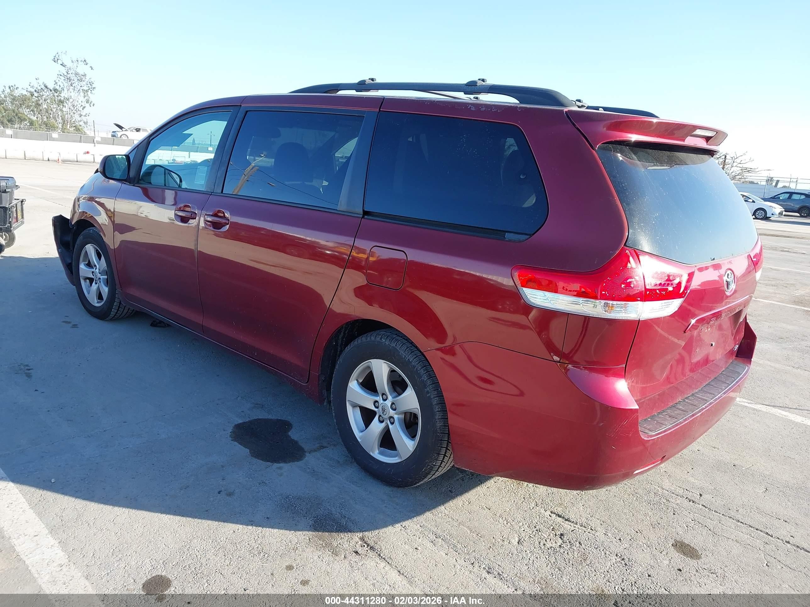 2012 Toyota Sienna Le V6 8 Passenger Red vin: 5TDKK3DCXCS274736