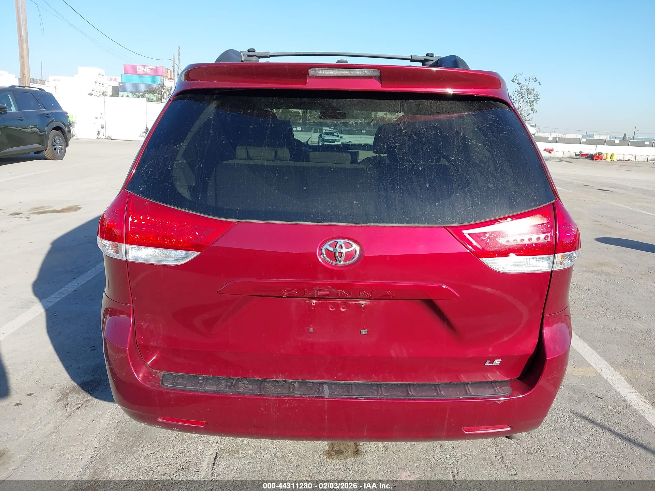 2012 Toyota Sienna Le V6 8 Passenger Red vin: 5TDKK3DCXCS274736