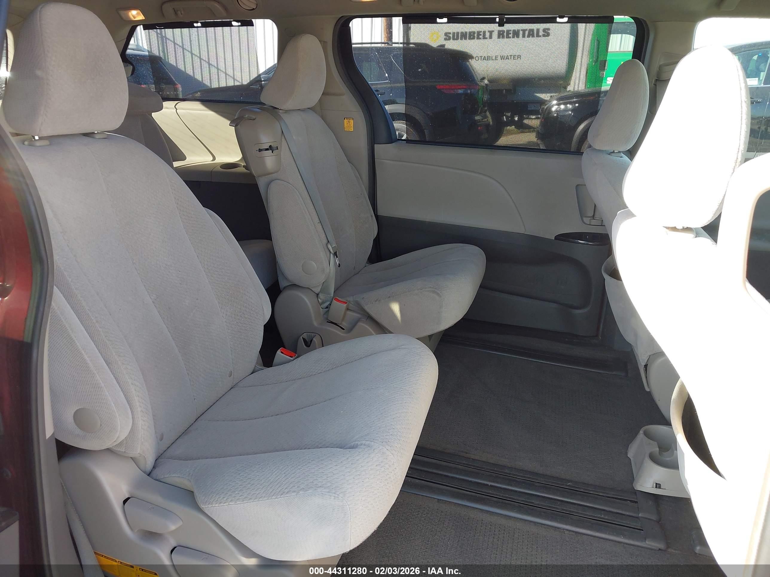 2012 Toyota Sienna Le V6 8 Passenger Red vin: 5TDKK3DCXCS274736