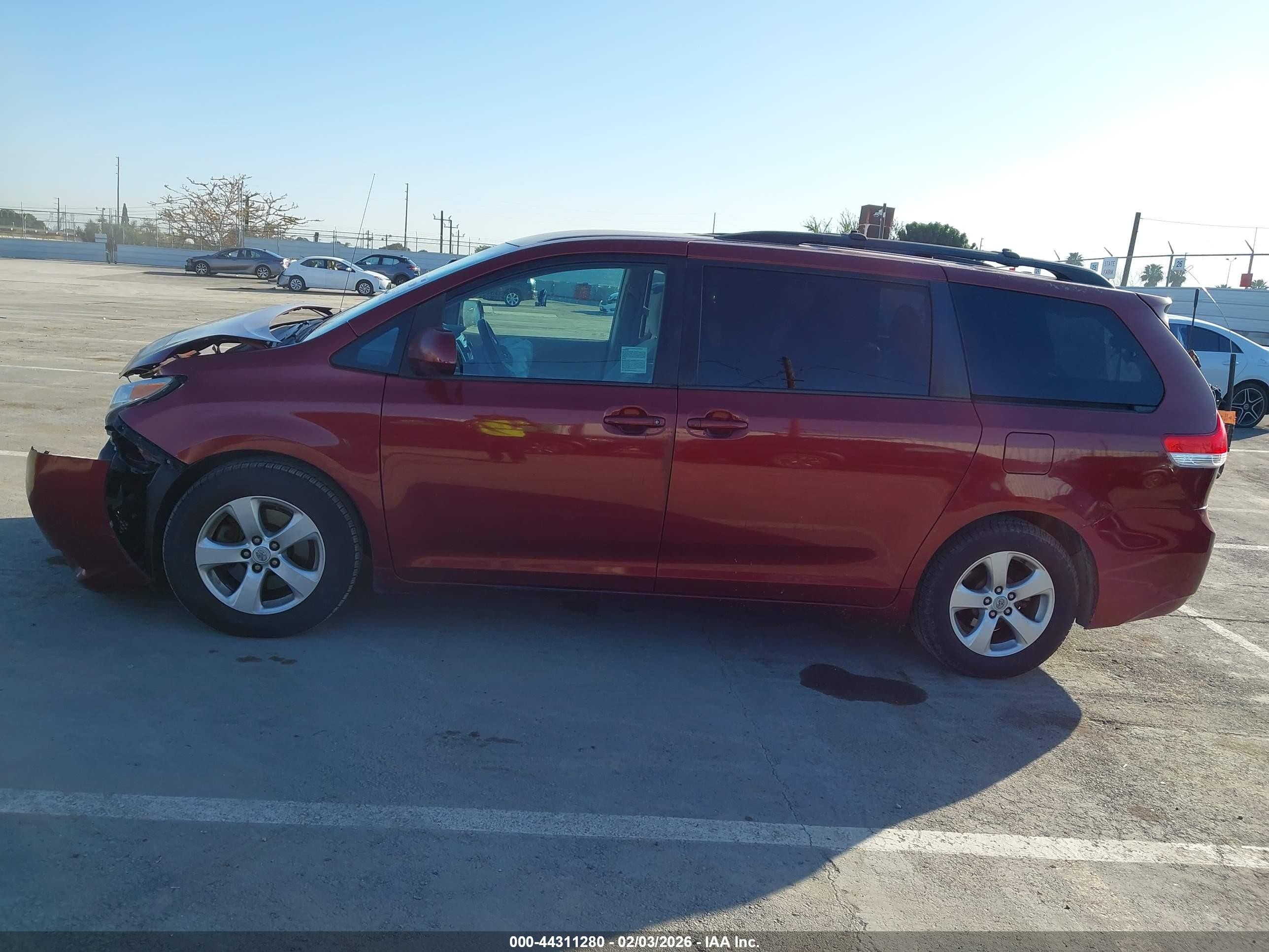 2012 Toyota Sienna Le V6 8 Passenger Red vin: 5TDKK3DCXCS274736