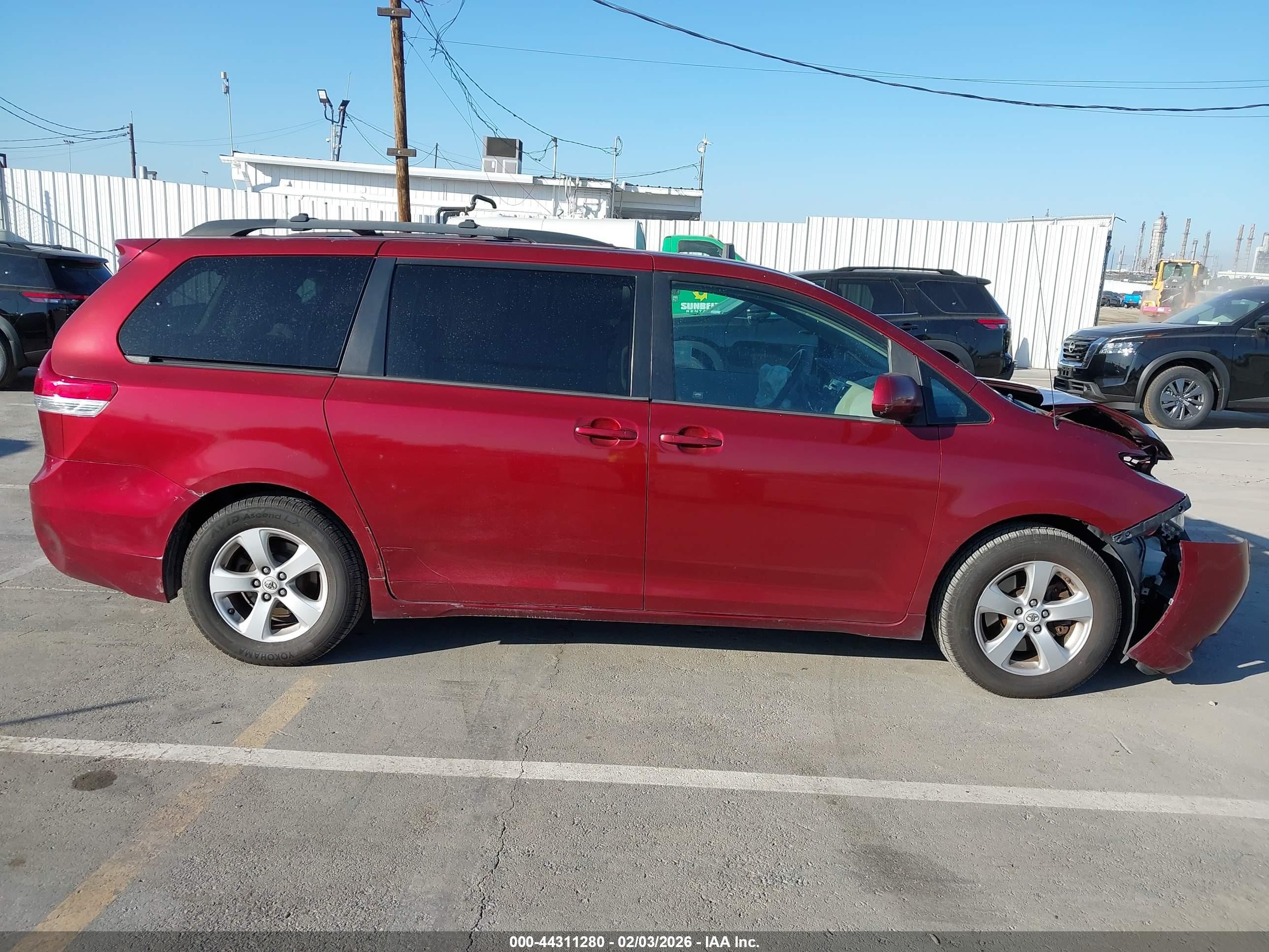 2012 Toyota Sienna Le V6 8 Passenger Red vin: 5TDKK3DCXCS274736