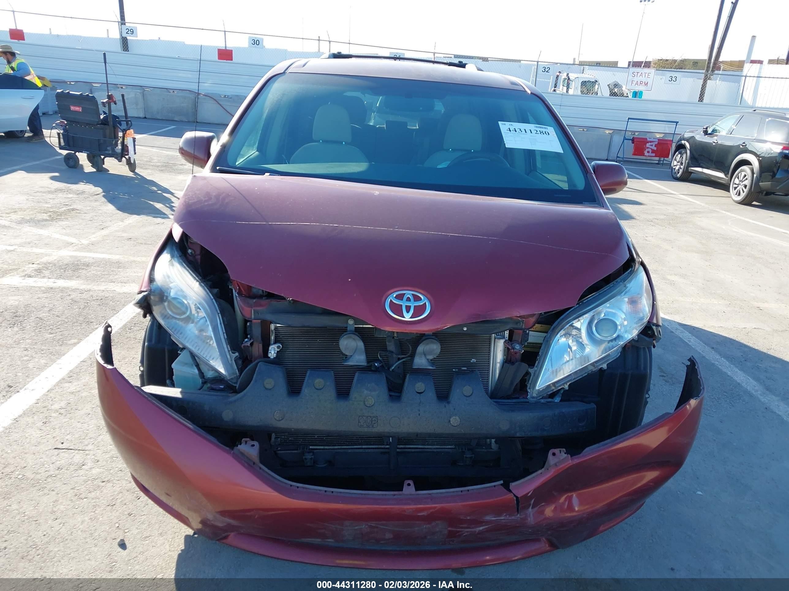 2012 Toyota Sienna Le V6 8 Passenger Red vin: 5TDKK3DCXCS274736