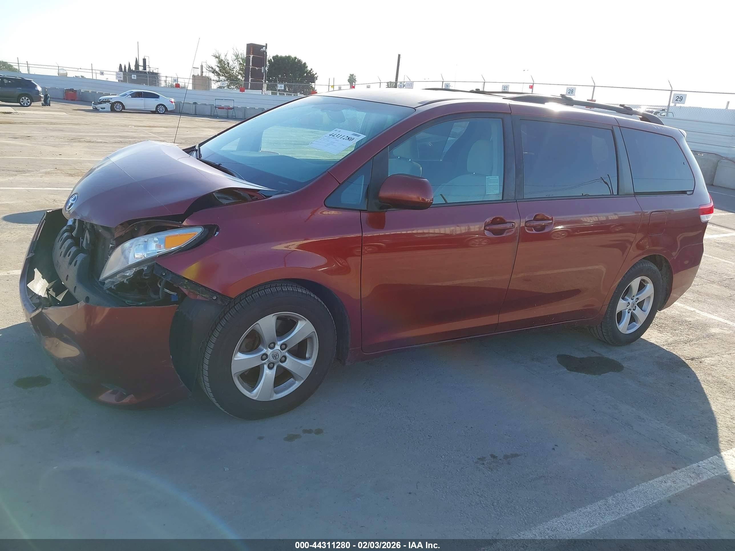 2012 Toyota Sienna Le V6 8 Passenger Red vin: 5TDKK3DCXCS274736