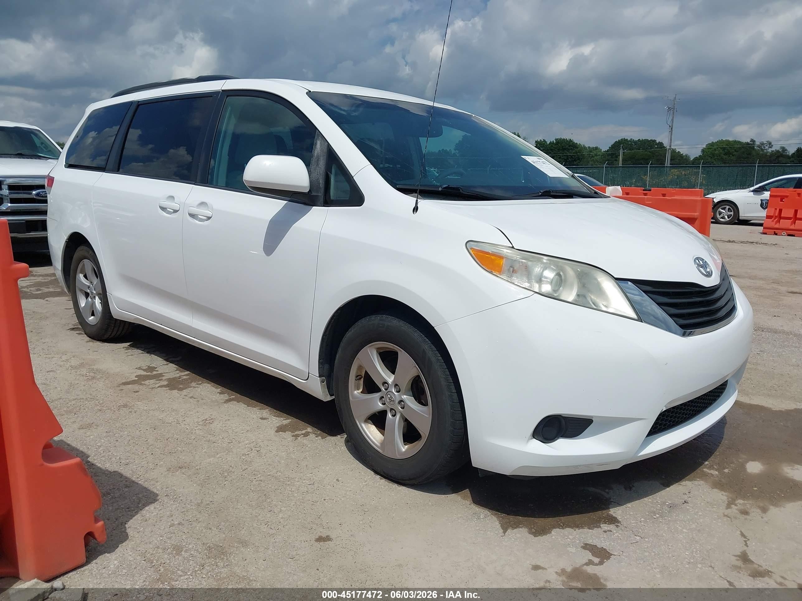 2013 Toyota Sienna Le V6 8 Passenger White vin: 5TDKK3DCXDS314329