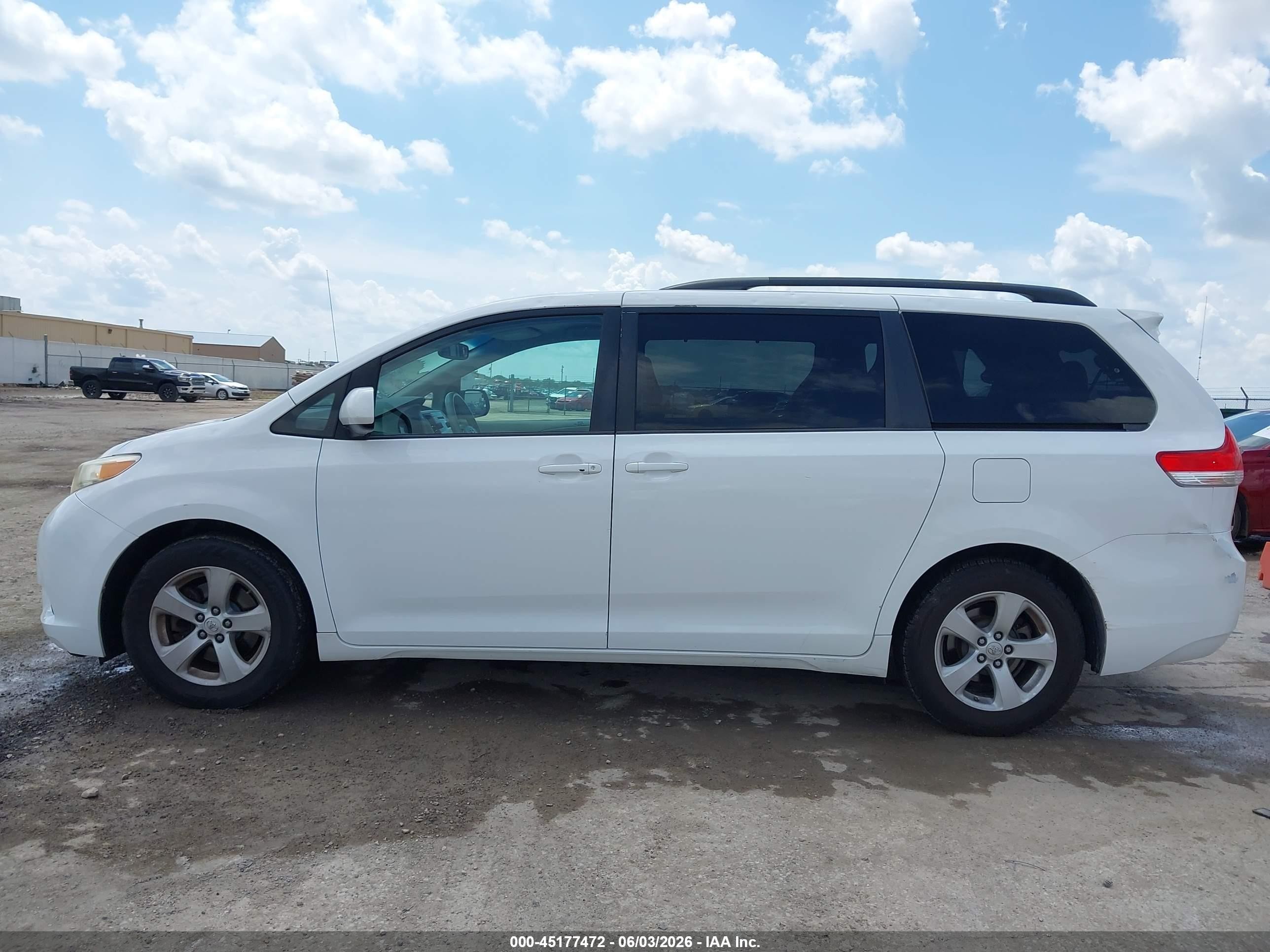 2013 Toyota Sienna Le V6 8 Passenger White vin: 5TDKK3DCXDS314329