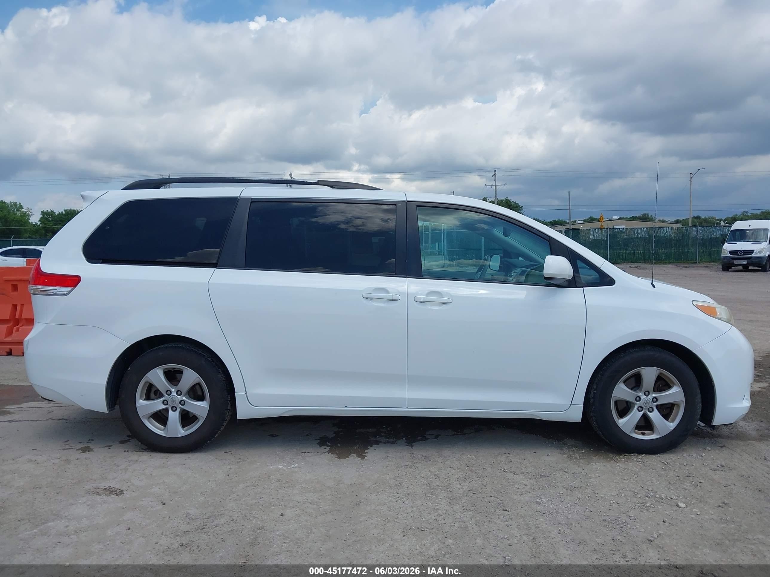 2013 Toyota Sienna Le V6 8 Passenger White vin: 5TDKK3DCXDS314329