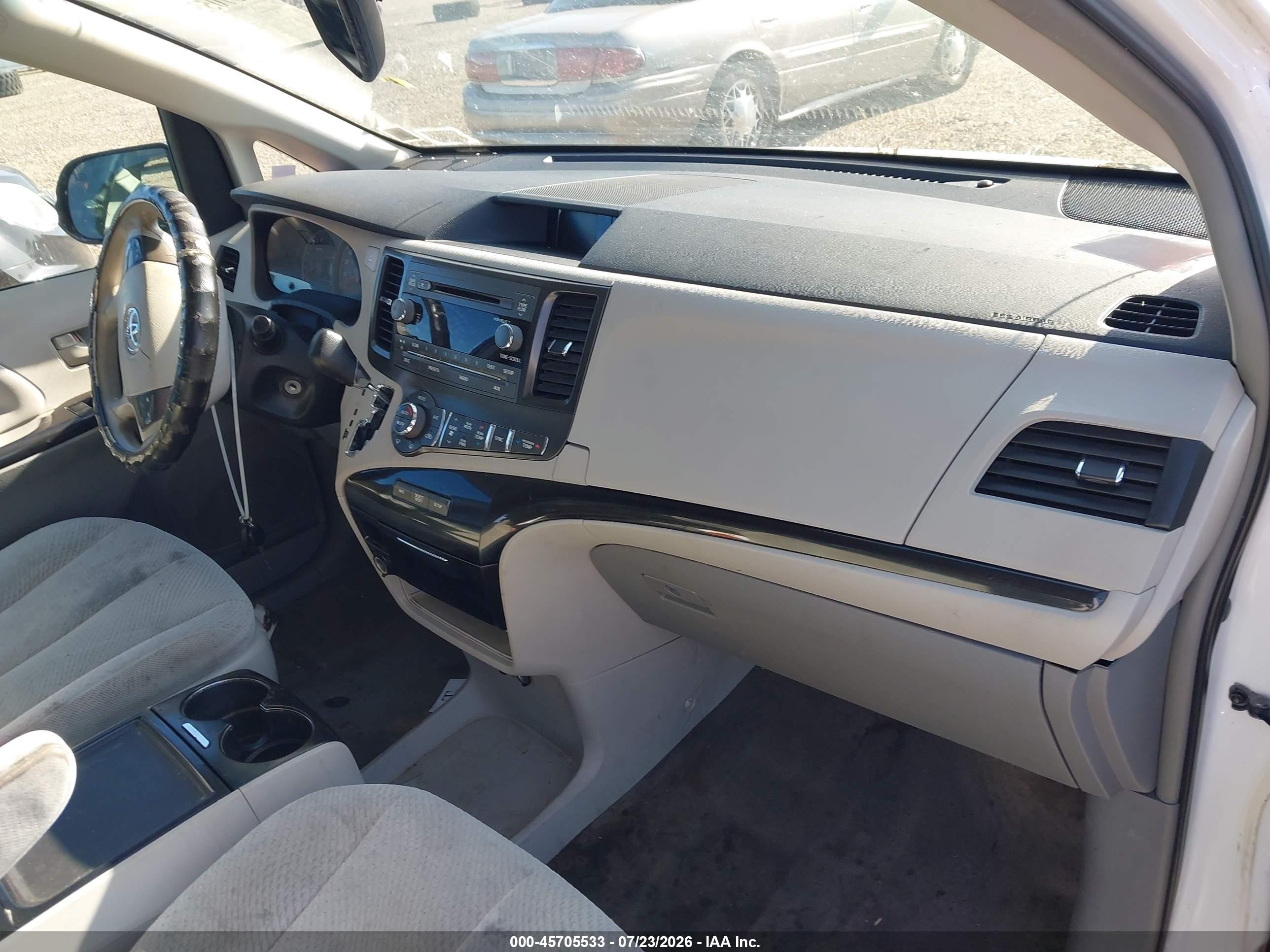 2013 Toyota Sienna Le V6 8 Passenger White vin: 5TDKK3DCXDS323001