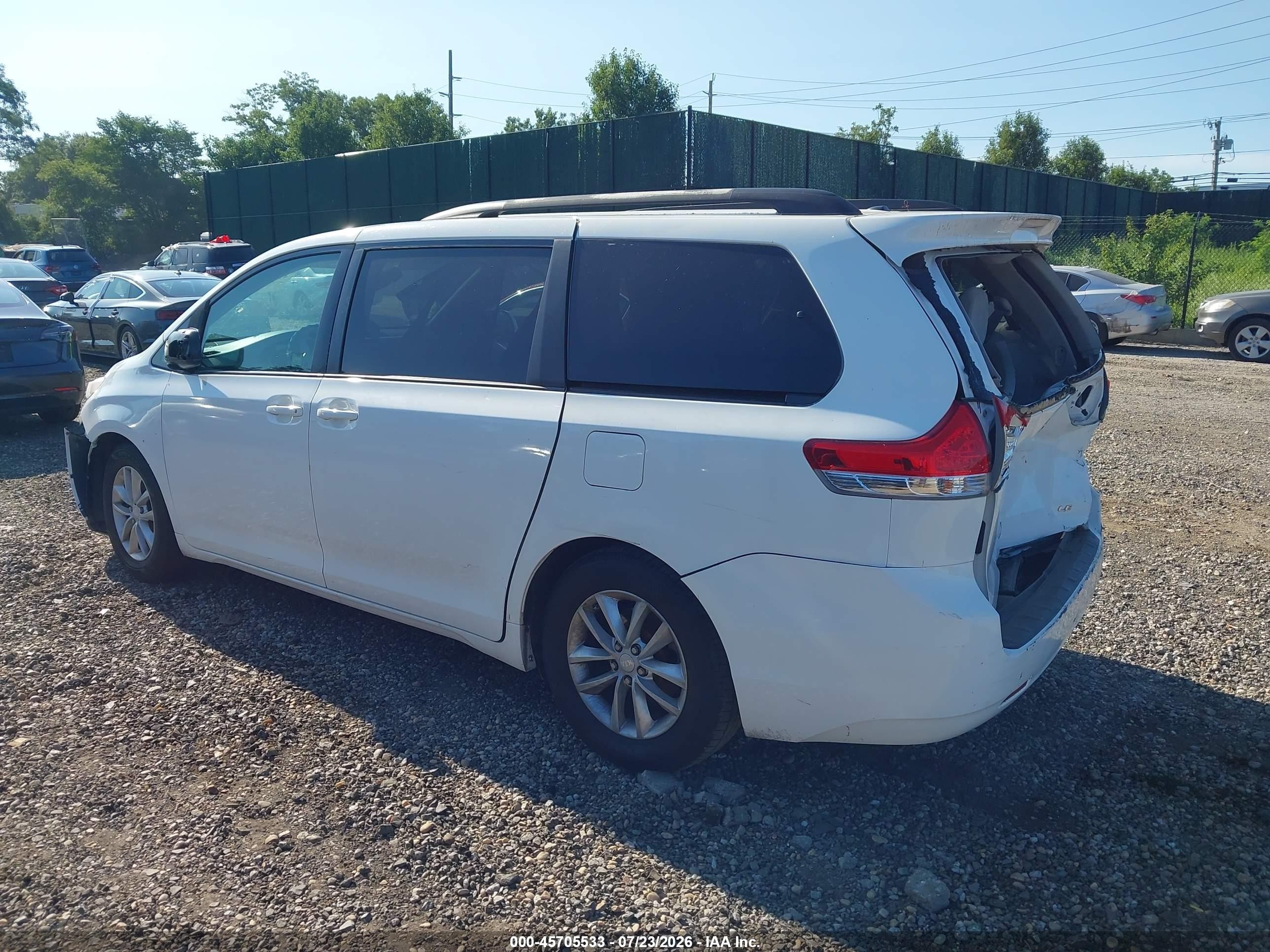 2013 Toyota Sienna Le V6 8 Passenger White vin: 5TDKK3DCXDS323001