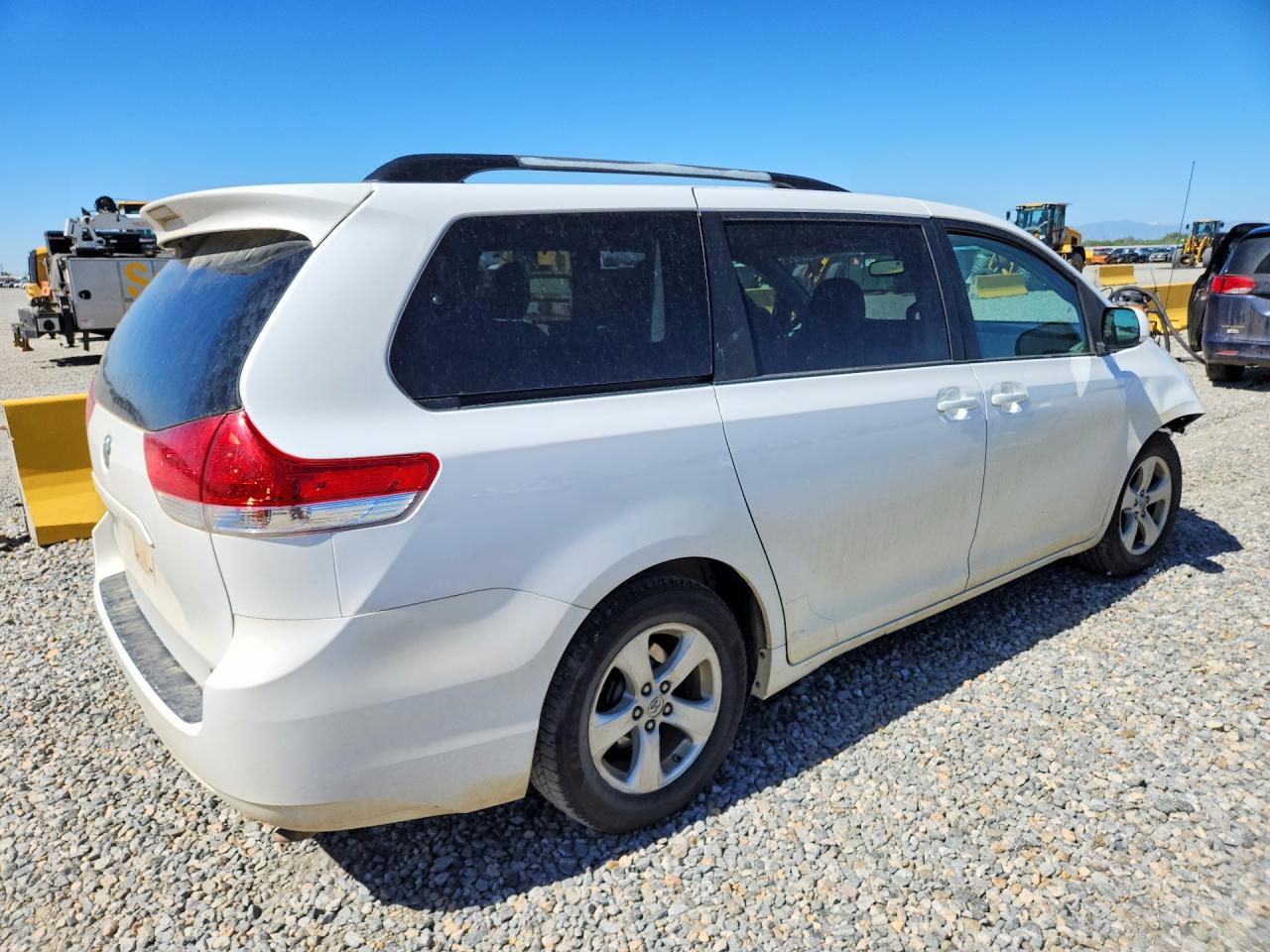 2013 Toyota Sienna Le White vin: 5TDKK3DCXDS335049