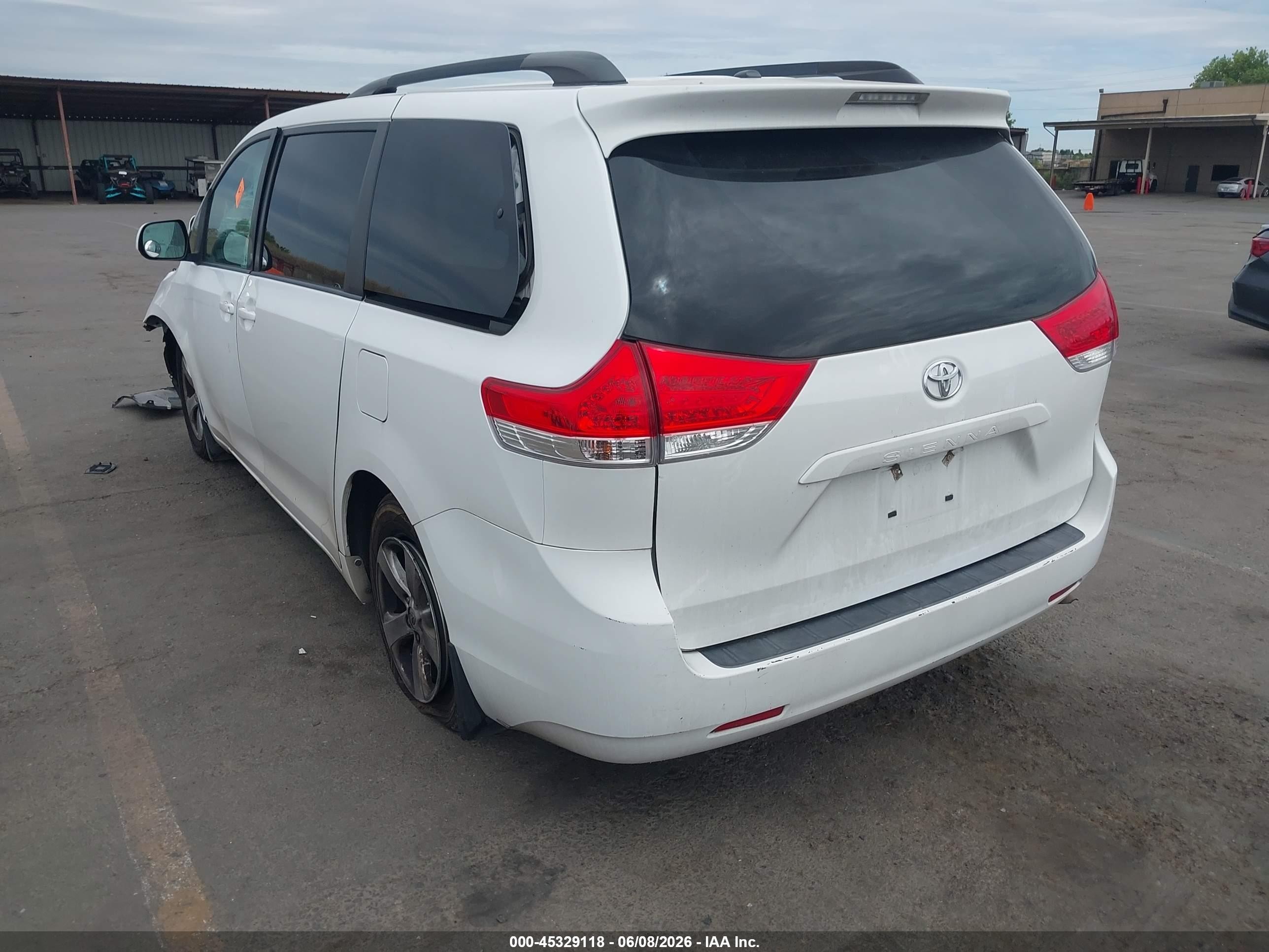 2013 Toyota Sienna Le V6 8 Passenger White vin: 5TDKK3DCXDS335696