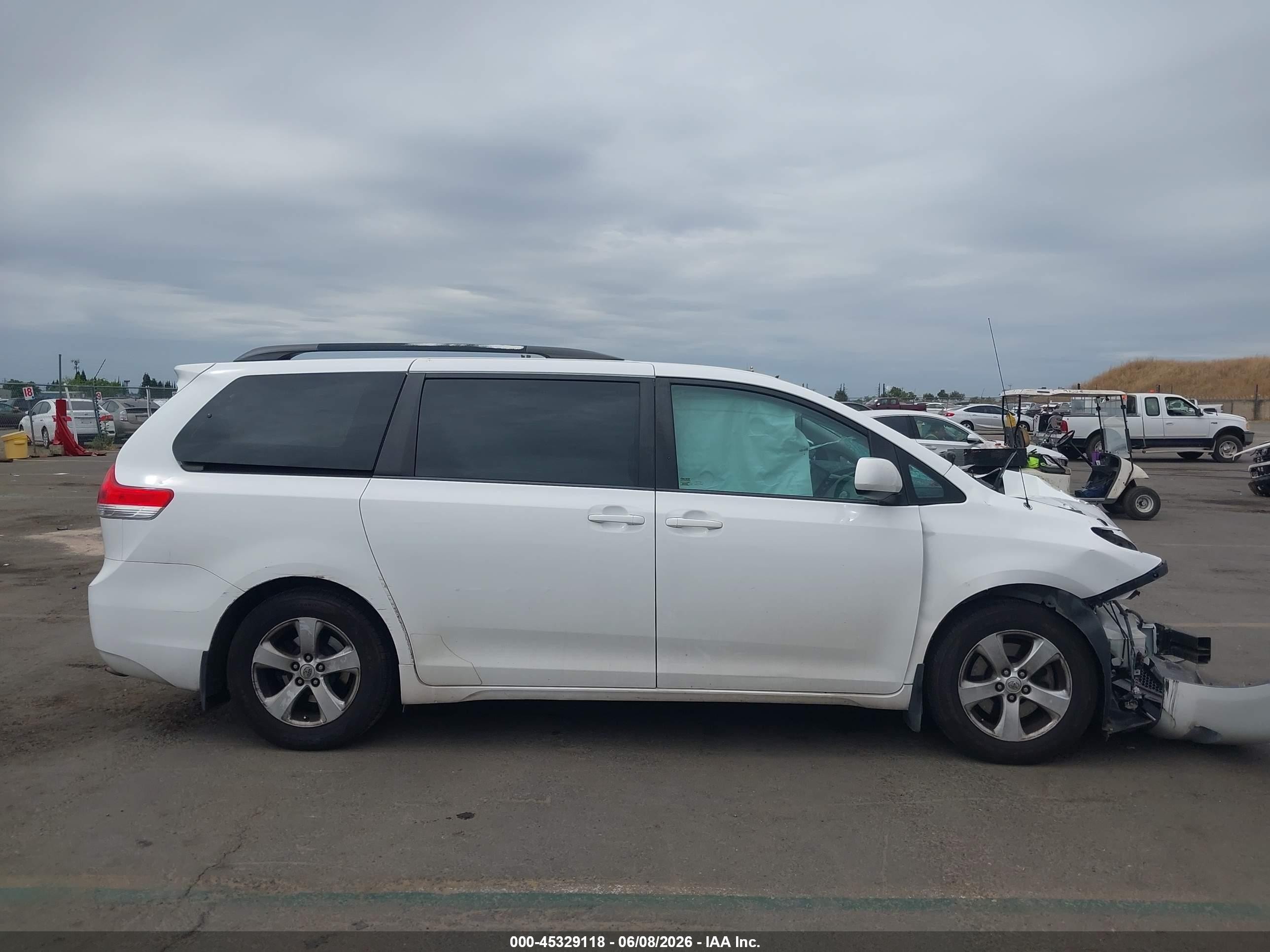 2013 Toyota Sienna Le V6 8 Passenger White vin: 5TDKK3DCXDS335696