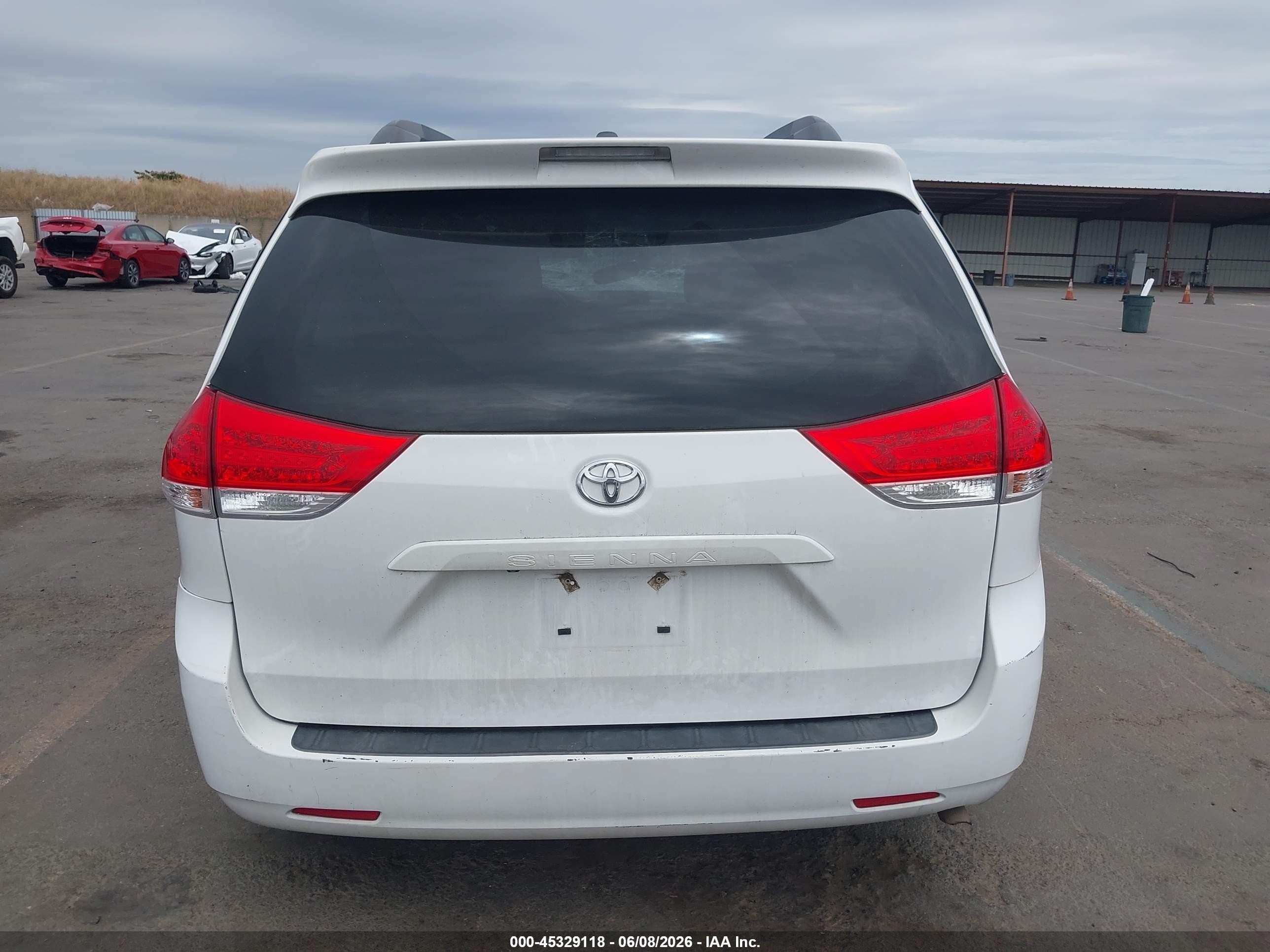 2013 Toyota Sienna Le V6 8 Passenger White vin: 5TDKK3DCXDS335696