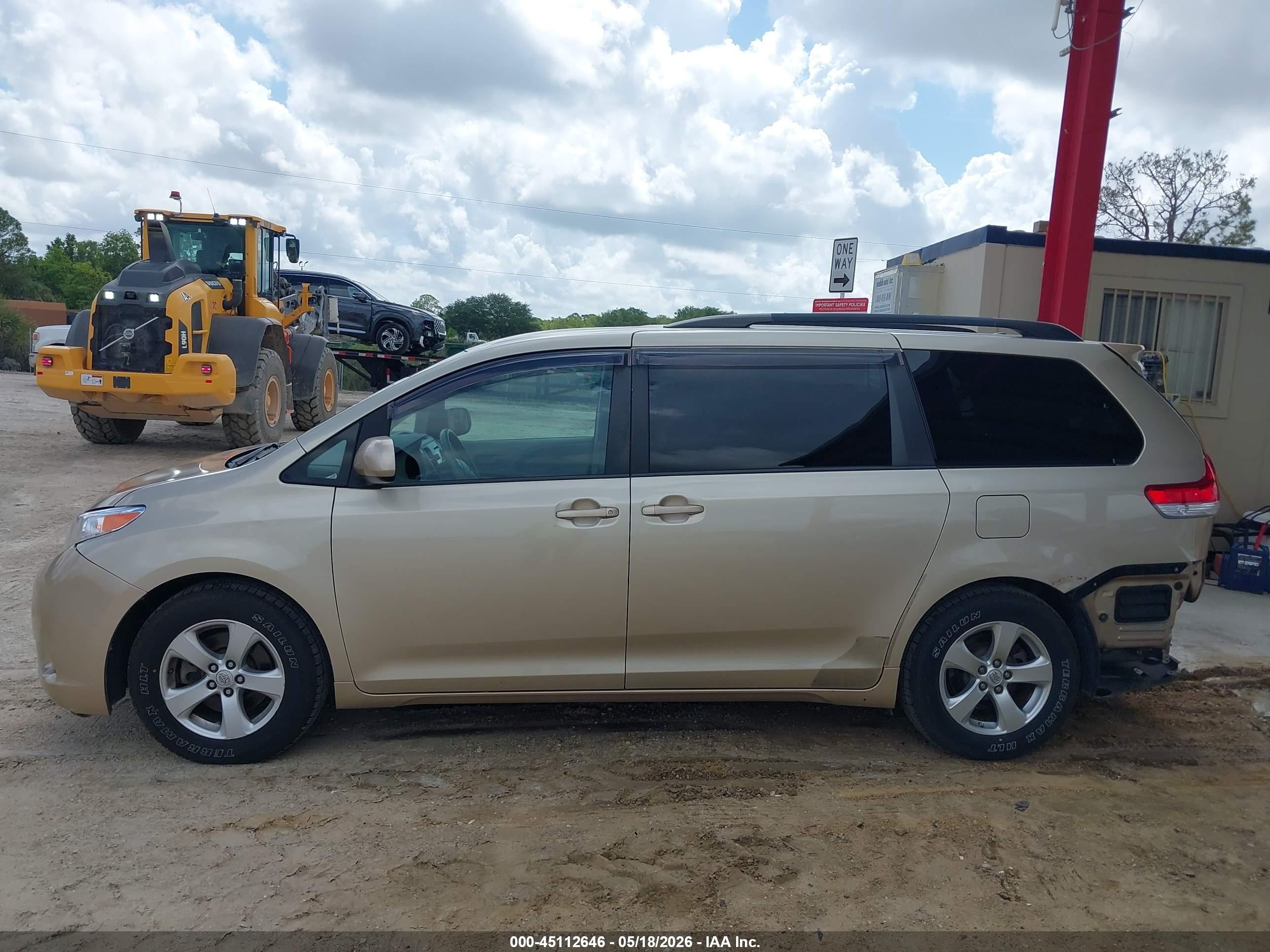 2013 Toyota Sienna Le V6 8 Passenger Gold vin: 5TDKK3DCXDS336458