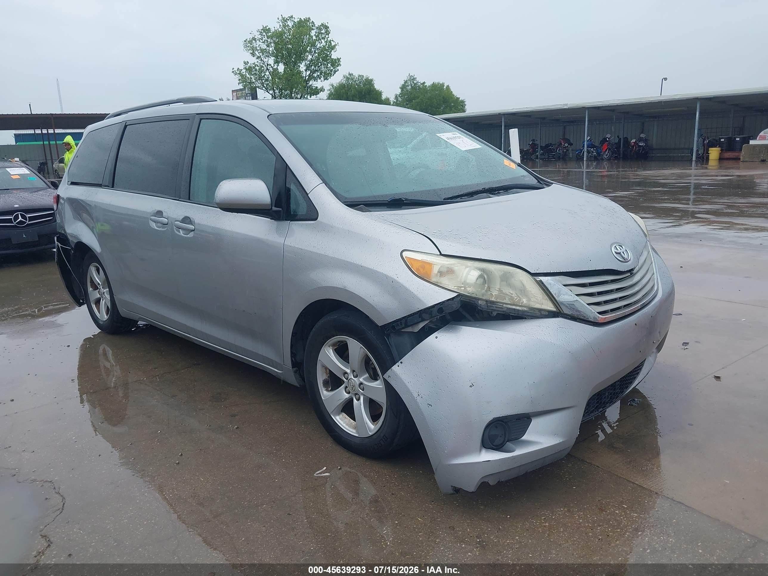 2013 Toyota Sienna Le V6 8 Passenger Silver vin: 5TDKK3DCXDS336461