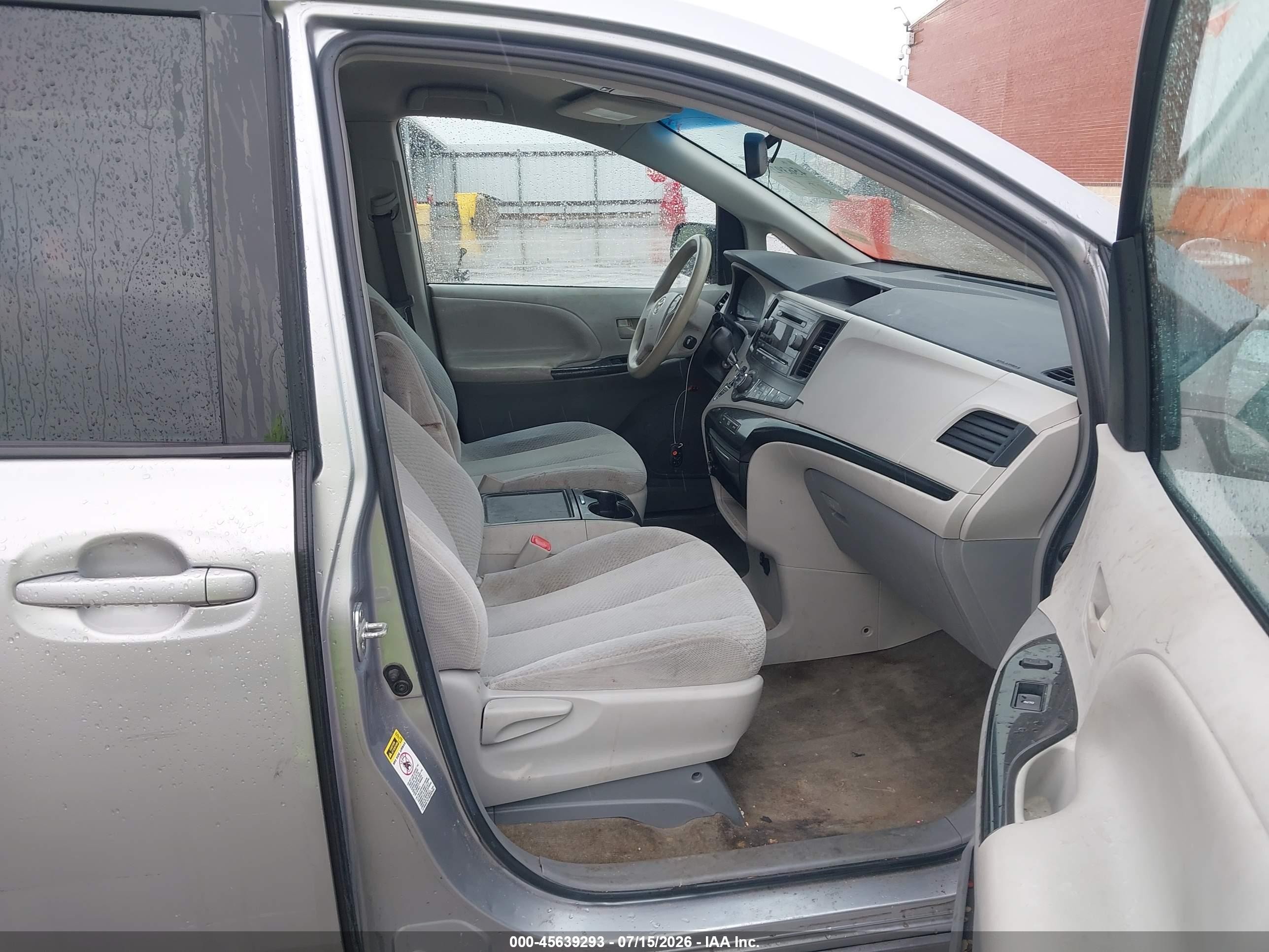 2013 Toyota Sienna Le V6 8 Passenger Silver vin: 5TDKK3DCXDS336461