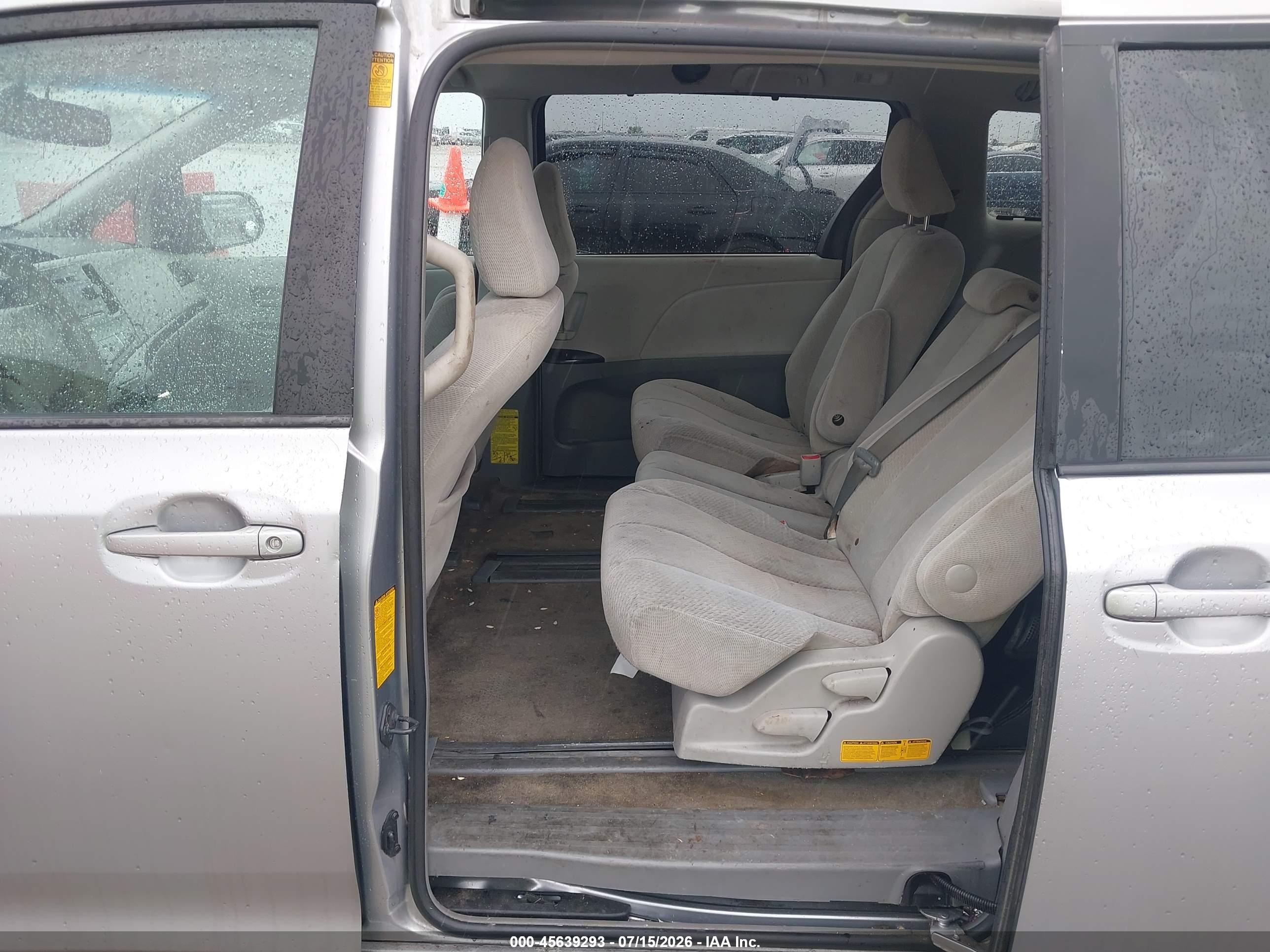 2013 Toyota Sienna Le V6 8 Passenger Silver vin: 5TDKK3DCXDS336461