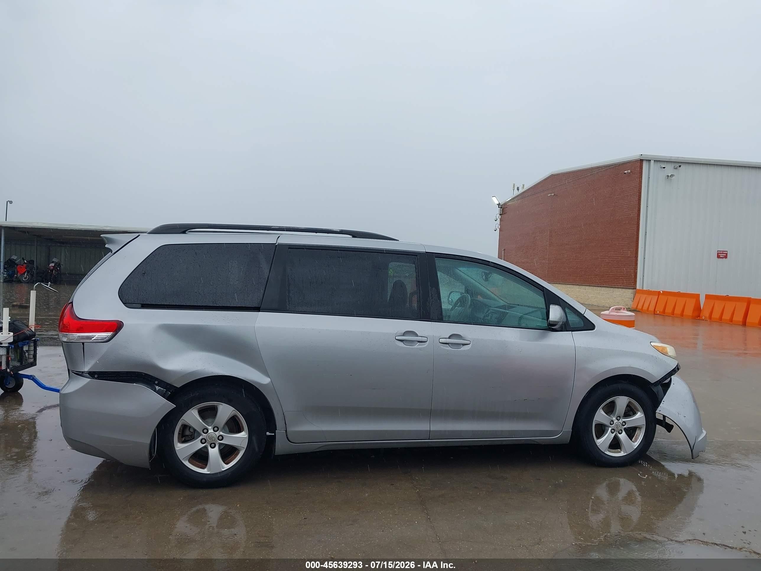 2013 Toyota Sienna Le V6 8 Passenger Silver vin: 5TDKK3DCXDS336461