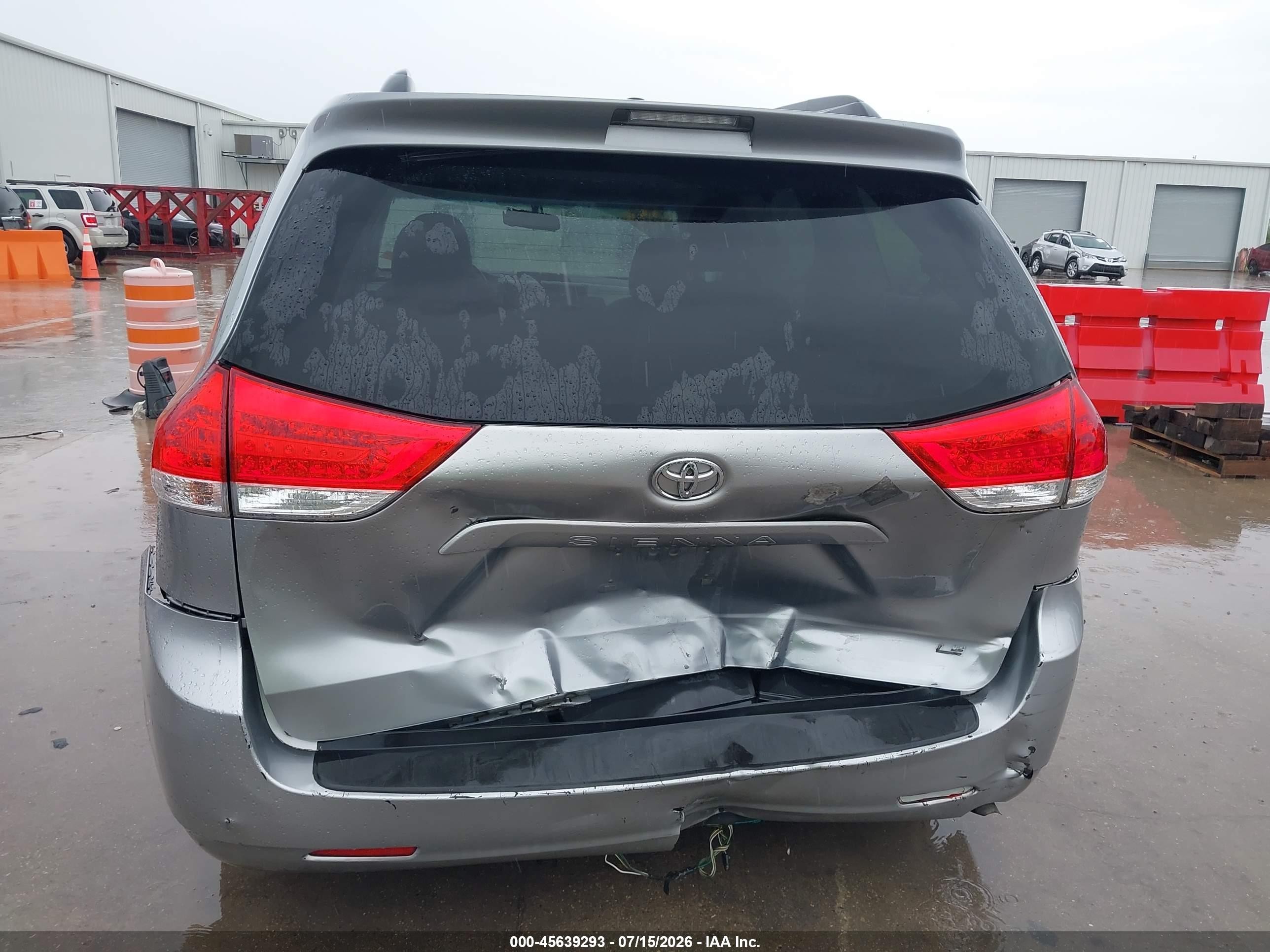 2013 Toyota Sienna Le V6 8 Passenger Silver vin: 5TDKK3DCXDS336461