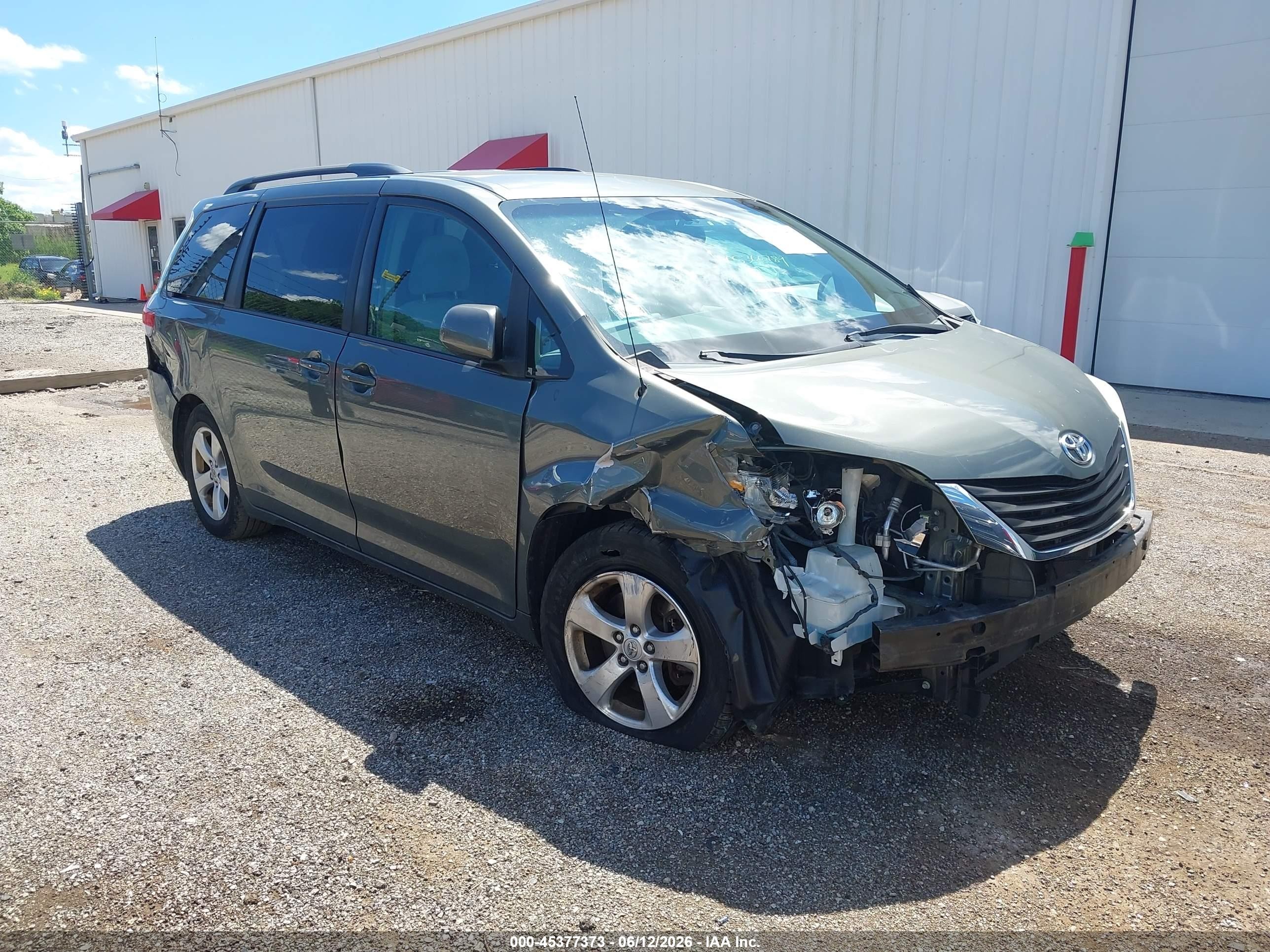 2013 Toyota Sienna Le V6 8 Passenger Green vin: 5TDKK3DCXDS358217
