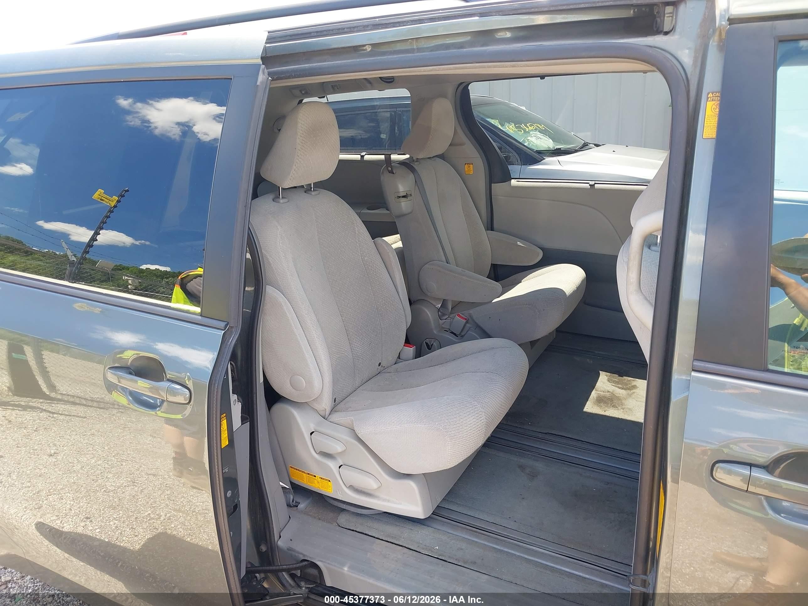 2013 Toyota Sienna Le V6 8 Passenger Зеленый vin: 5TDKK3DCXDS358217