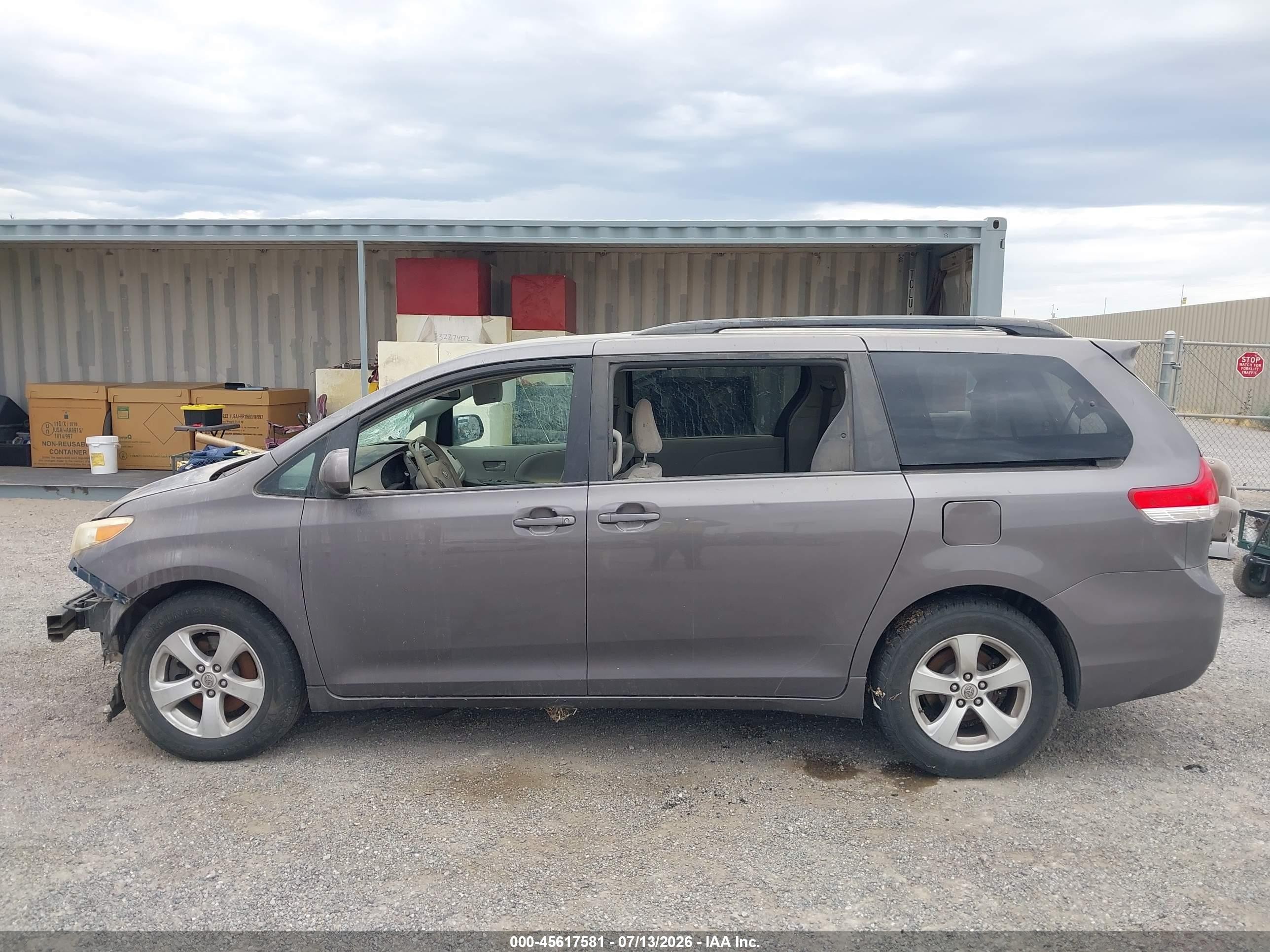 2013 Toyota Sienna Le V6 8 Passenger Gray vin: 5TDKK3DCXDS377981