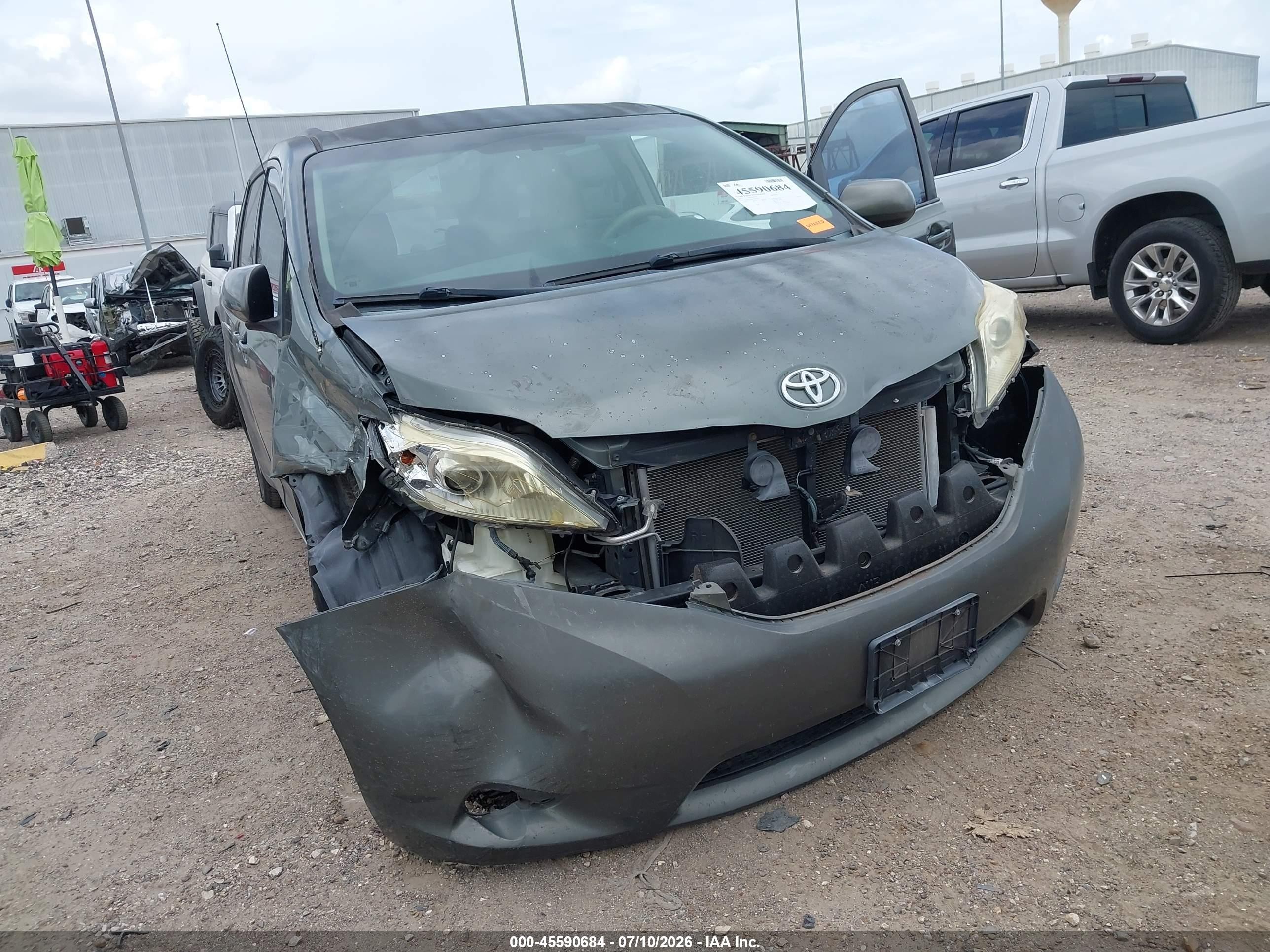 2013 Toyota Sienna Le V6 8 Passenger Gray vin: 5TDKK3DCXDS400837