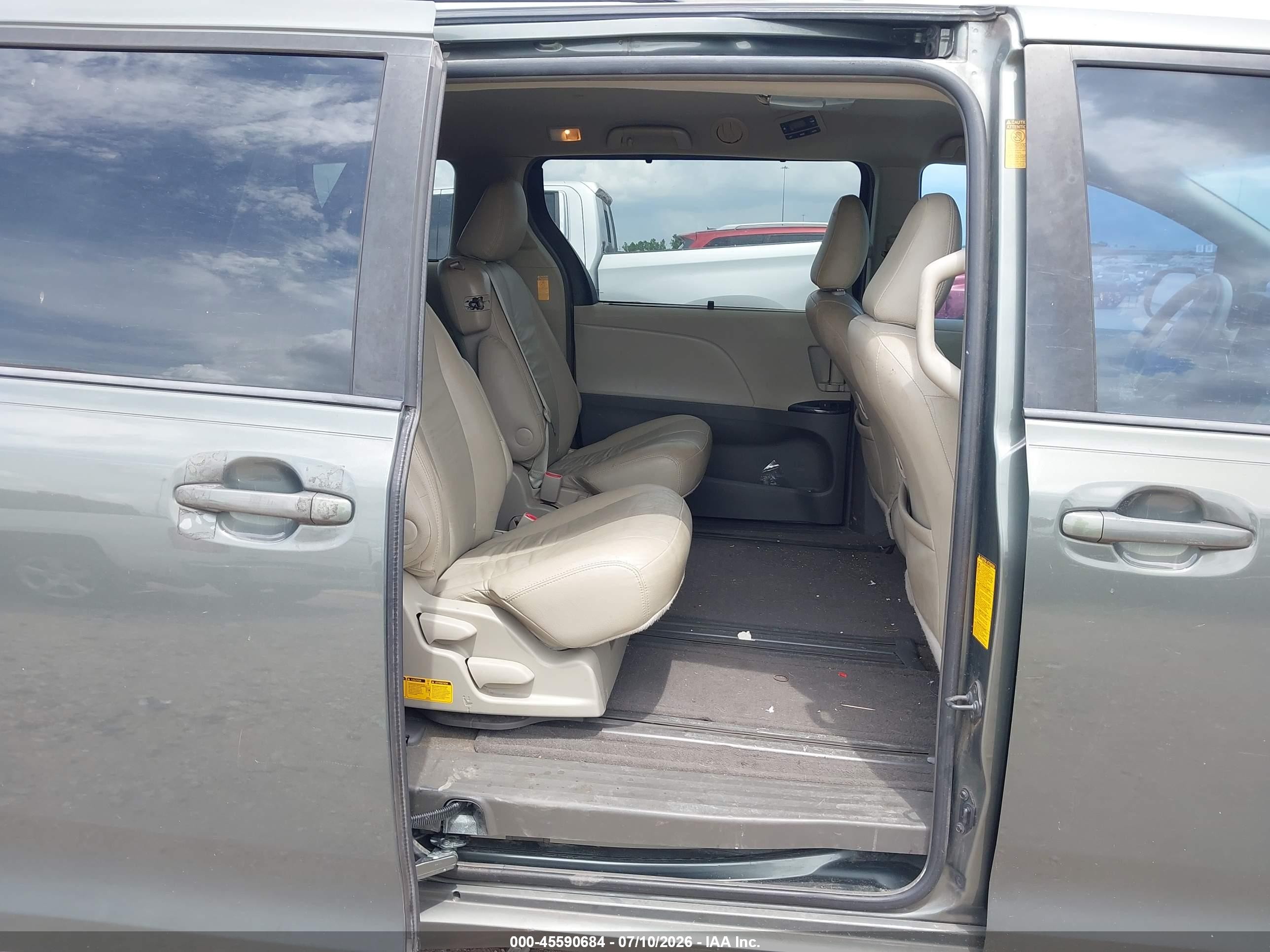 2013 Toyota Sienna Le V6 8 Passenger Gray vin: 5TDKK3DCXDS400837