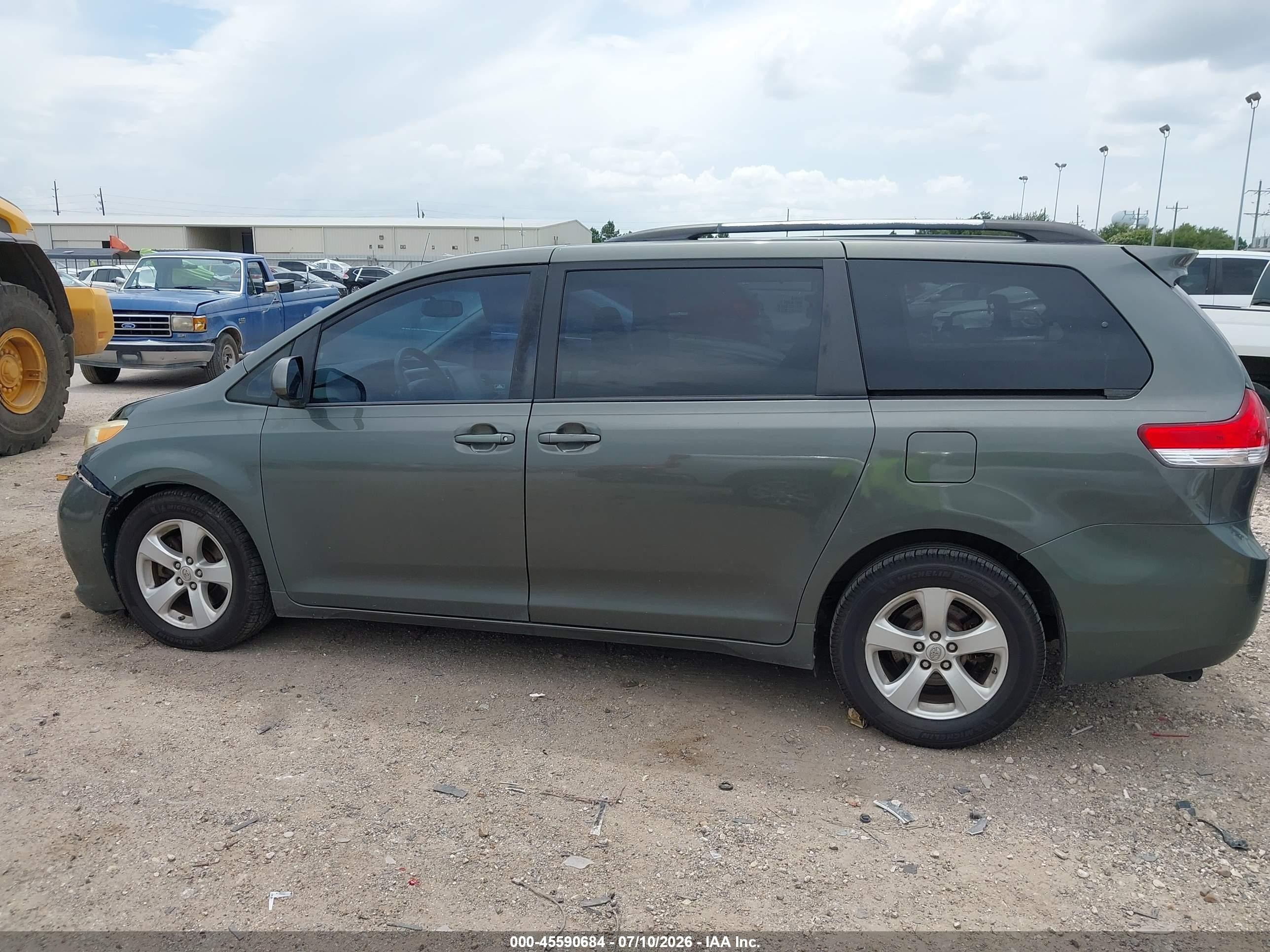 2013 Toyota Sienna Le V6 8 Passenger Gray vin: 5TDKK3DCXDS400837