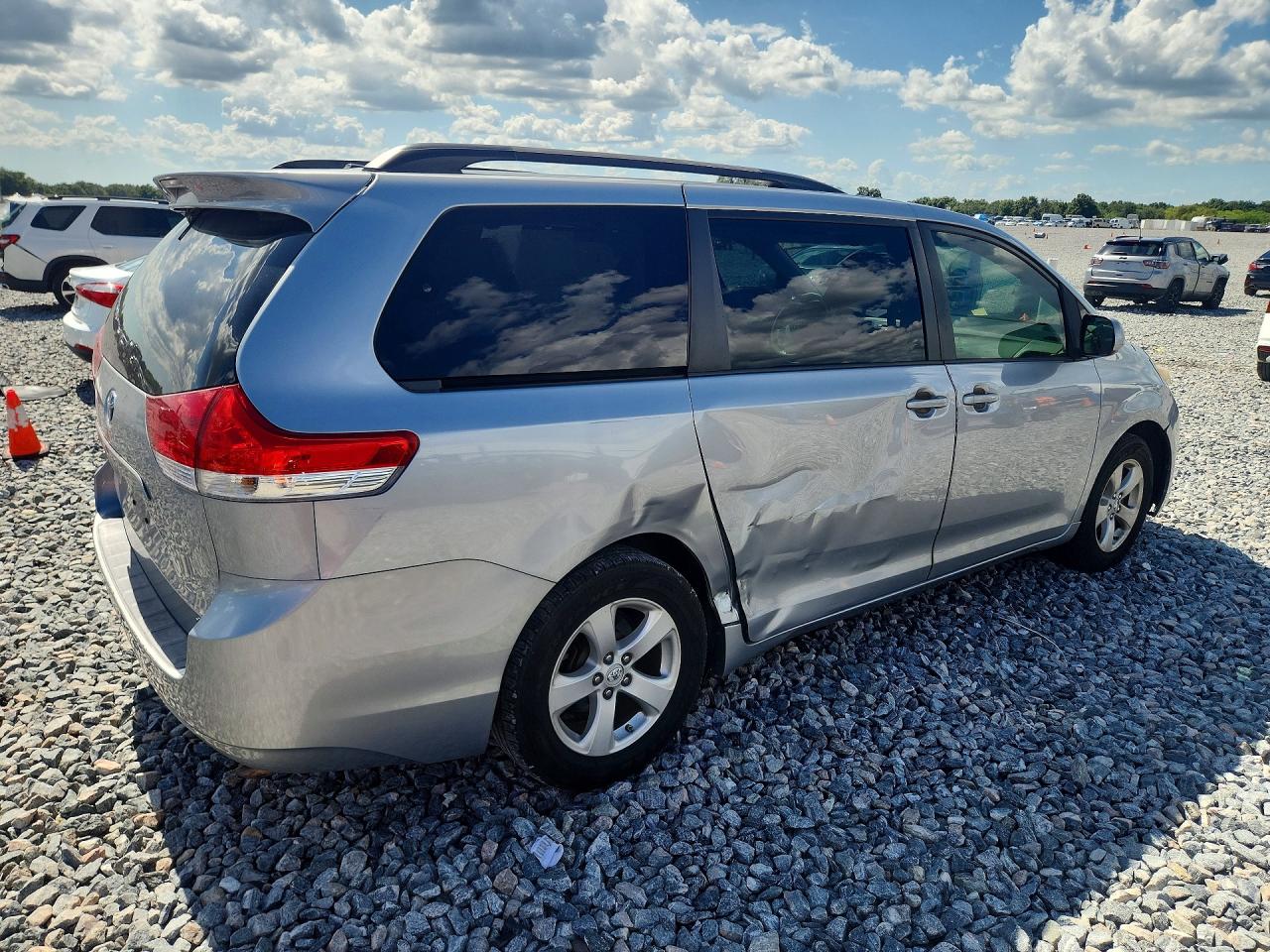 2013 Toyota Sienna Le Бирюзовый vin: 5TDKK3DCXDS401650