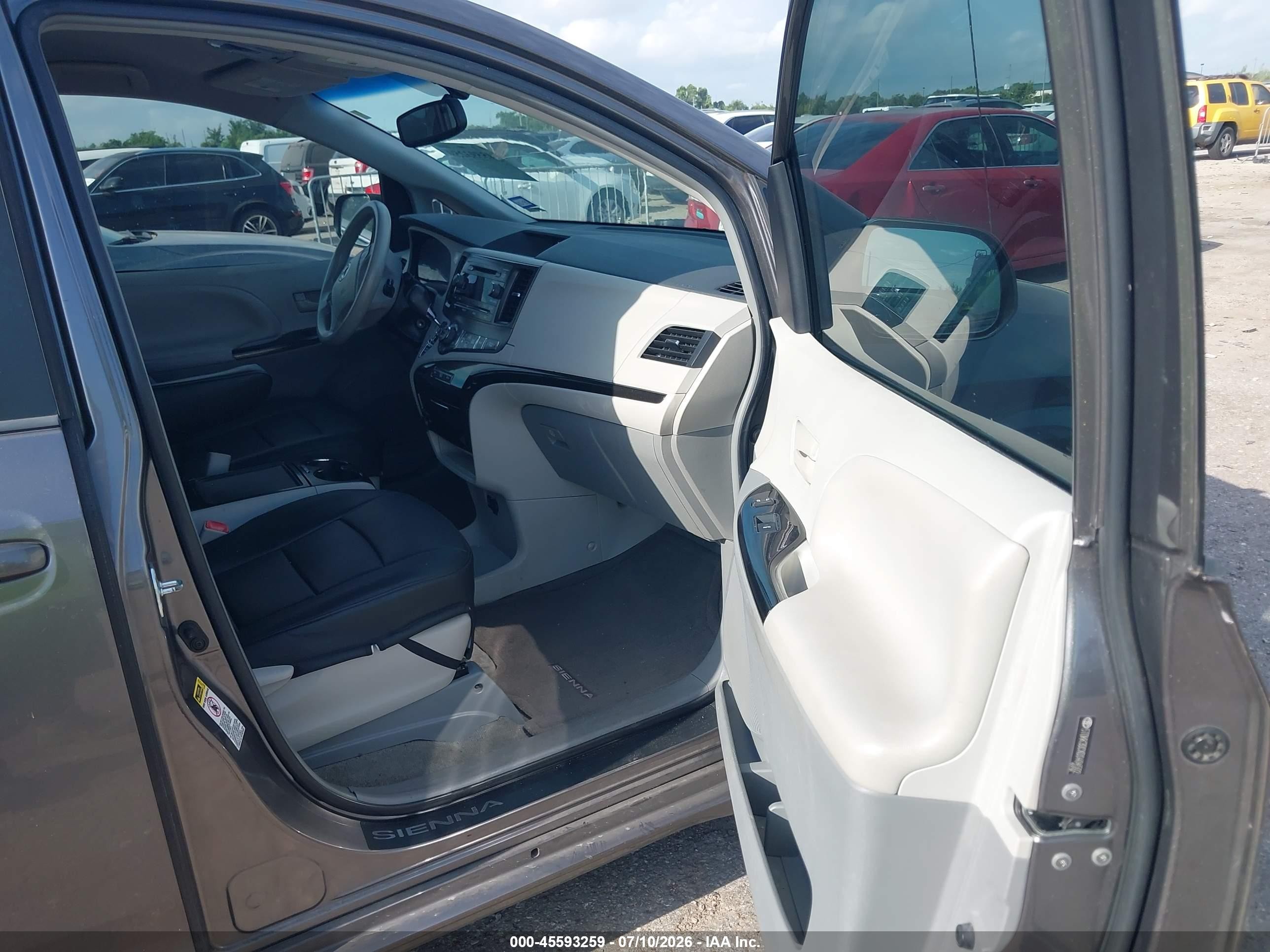 2013 Toyota Sienna Le V6 8 Passenger Gray vin: 5TDKK3DCXDS404502