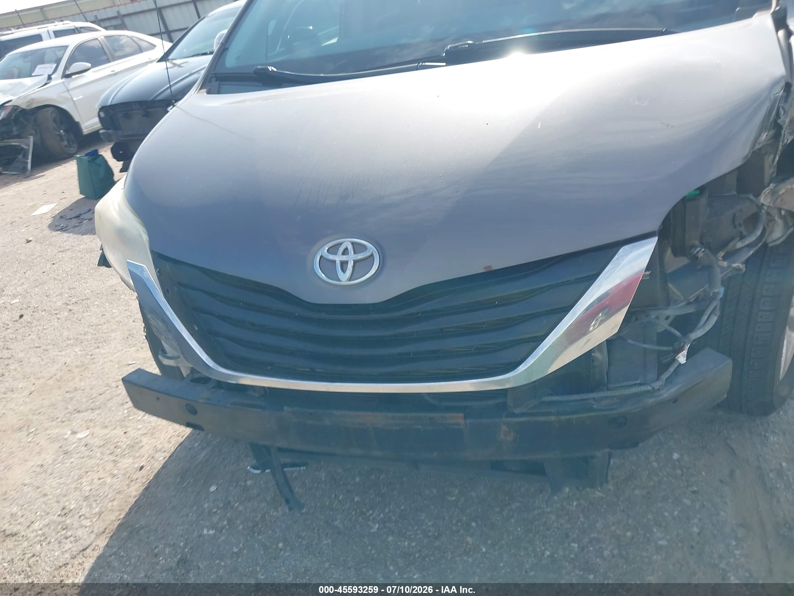 2013 Toyota Sienna Le V6 8 Passenger Gray vin: 5TDKK3DCXDS404502