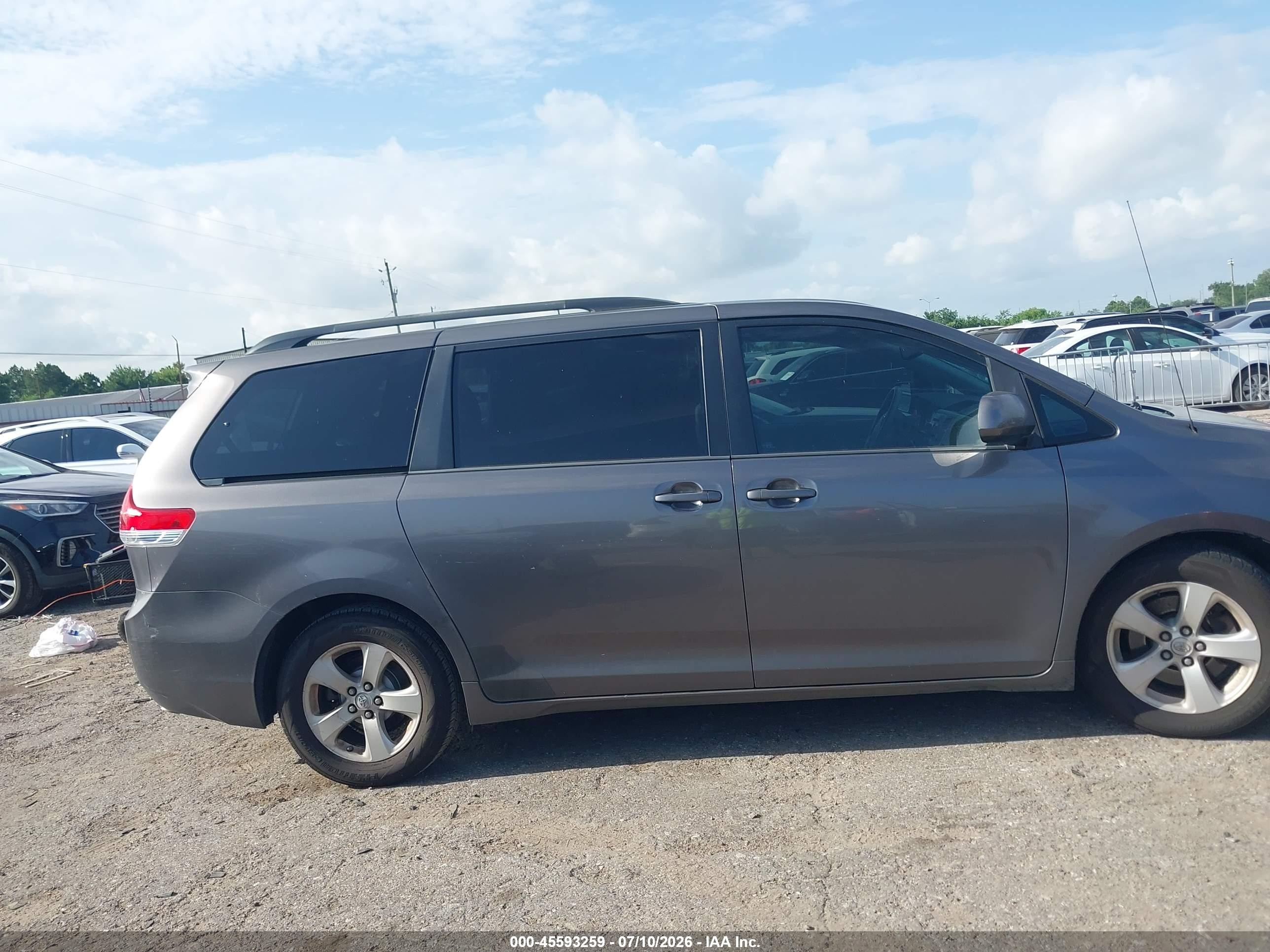 2013 Toyota Sienna Le V6 8 Passenger Gray vin: 5TDKK3DCXDS404502