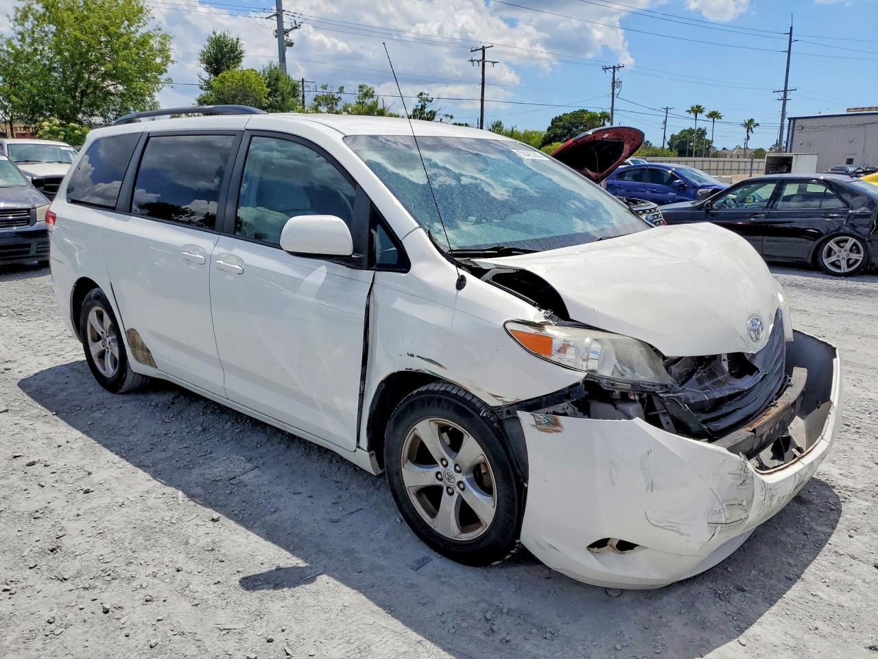 2014 Toyota Sienna Le White vin: 5TDKK3DCXES410916