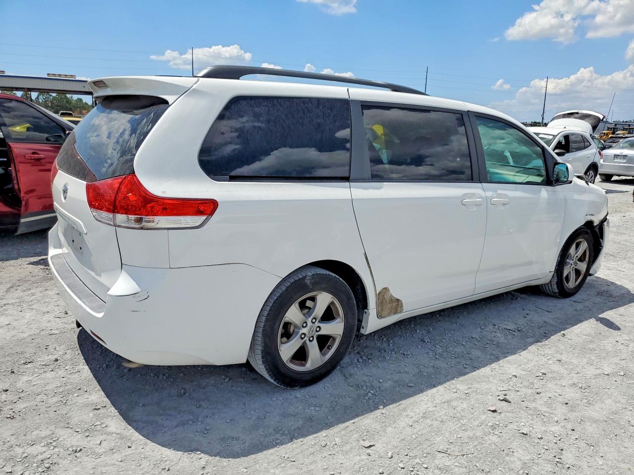 2014 Toyota Sienna Le White vin: 5TDKK3DCXES410916