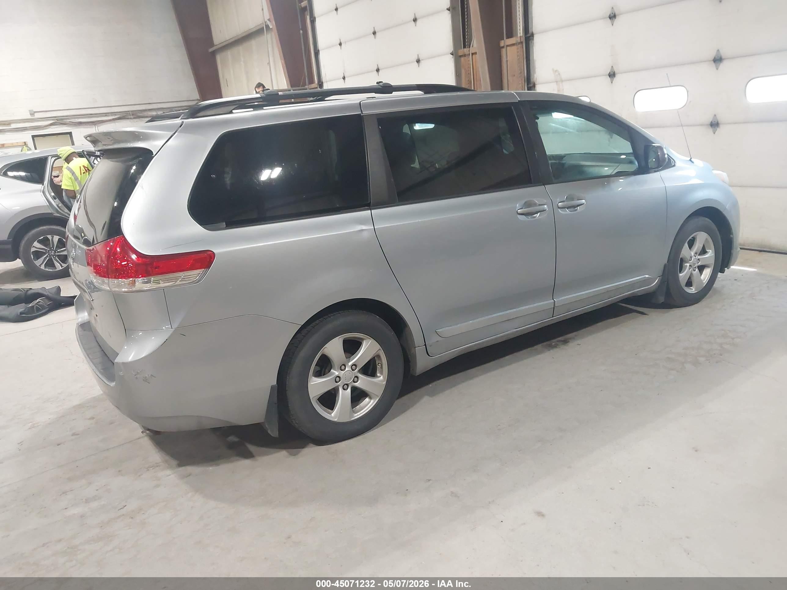 2014 Toyota Sienna Le V6 8 Passenger Серый vin: 5TDKK3DCXES433869