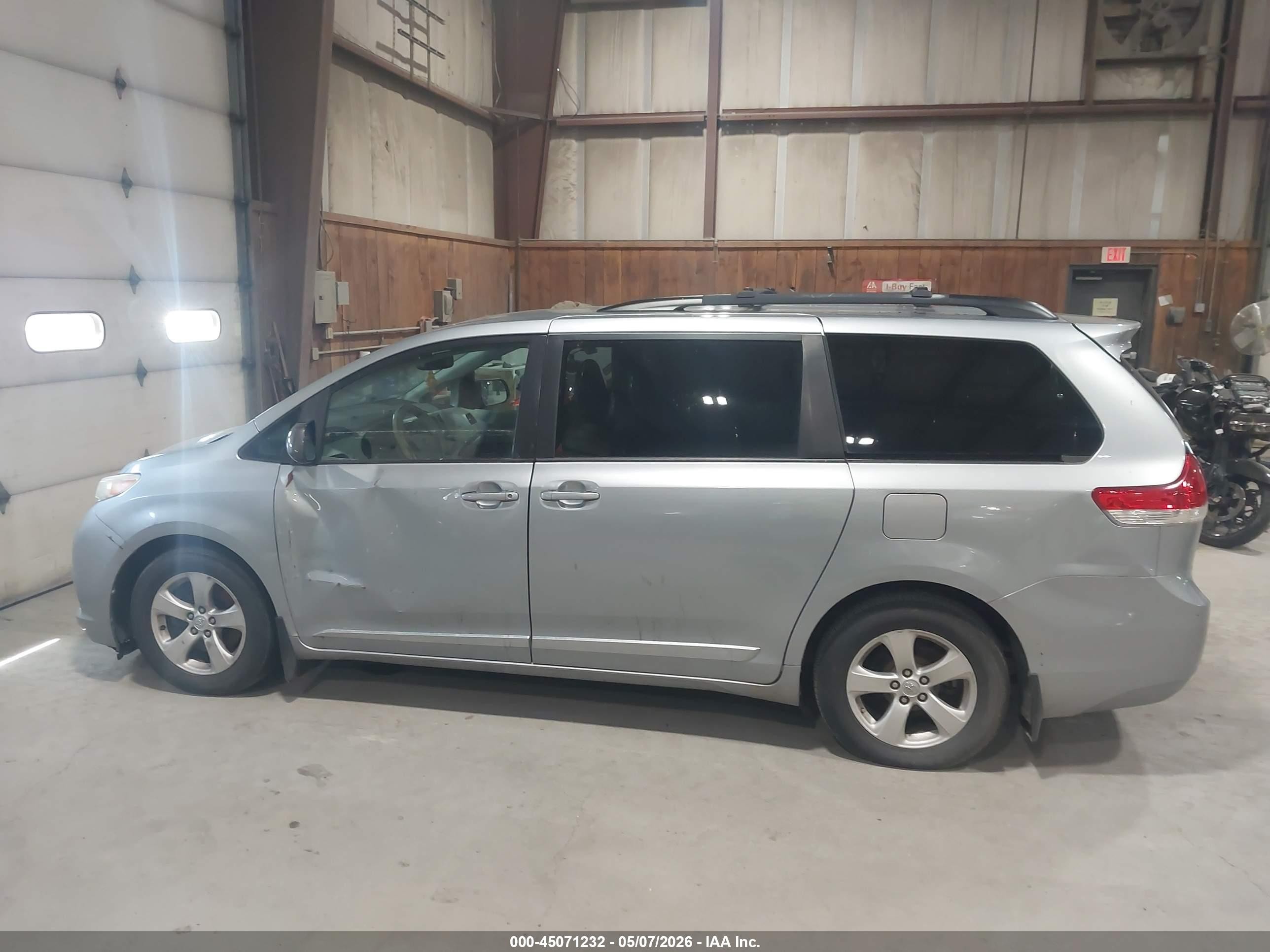2014 Toyota Sienna Le V6 8 Passenger Серый vin: 5TDKK3DCXES433869