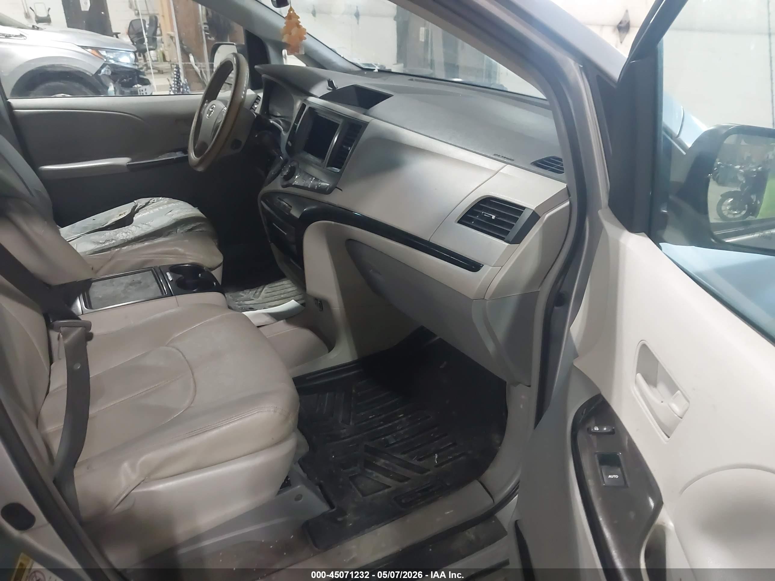 2014 Toyota Sienna Le V6 8 Passenger Серый vin: 5TDKK3DCXES433869