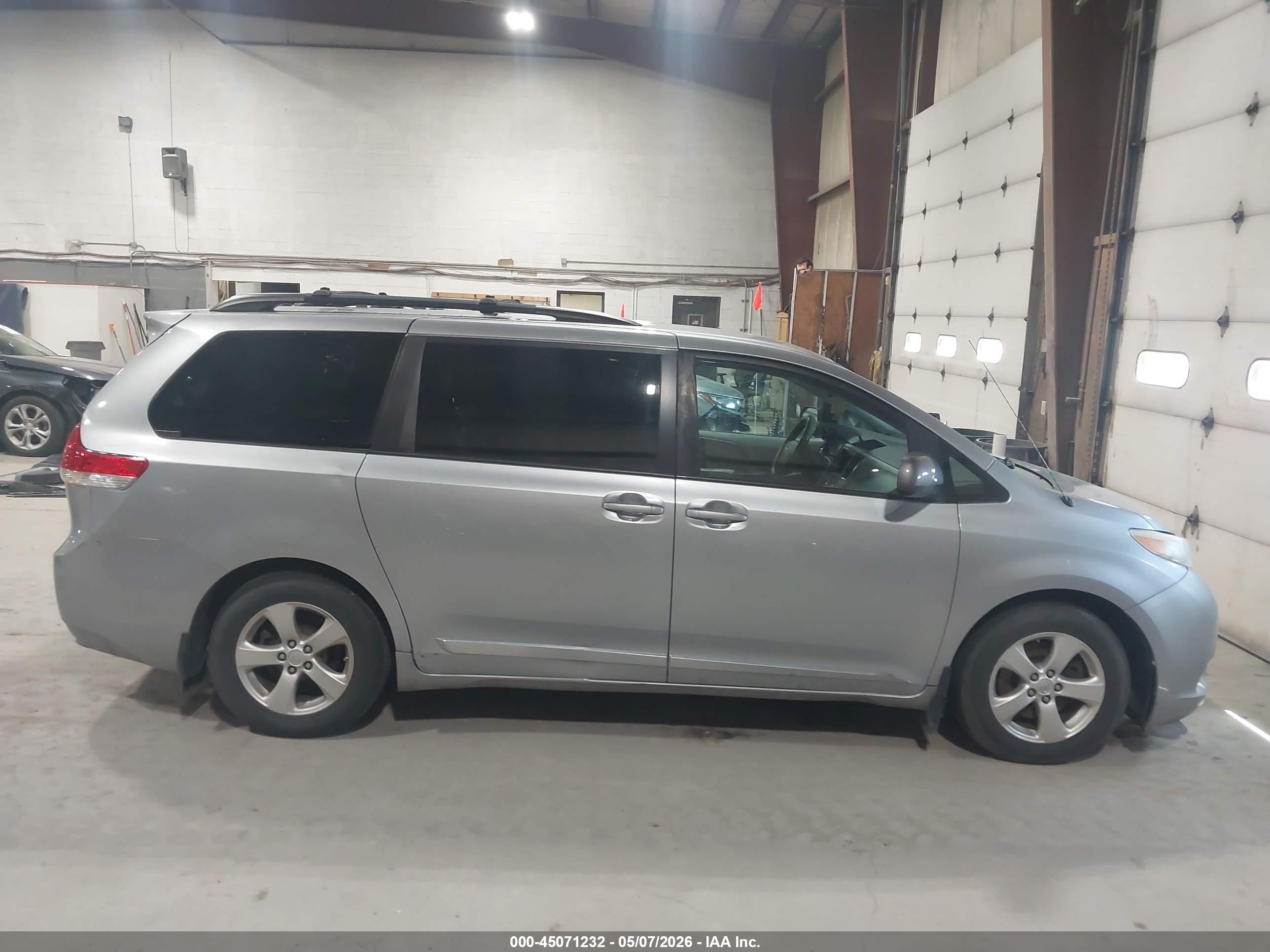 2014 Toyota Sienna Le V6 8 Passenger Серый vin: 5TDKK3DCXES433869