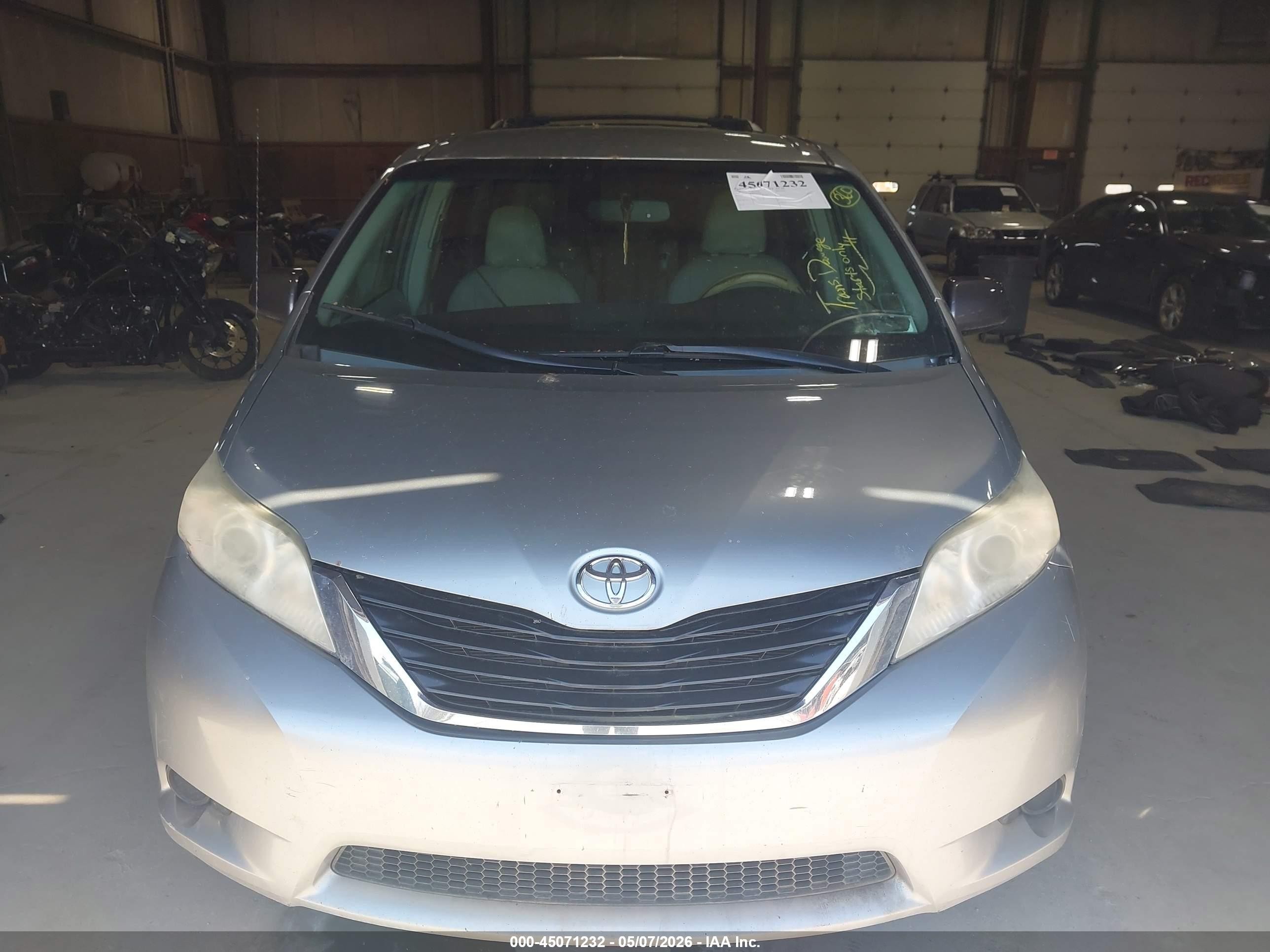 2014 Toyota Sienna Le V6 8 Passenger Серый vin: 5TDKK3DCXES433869