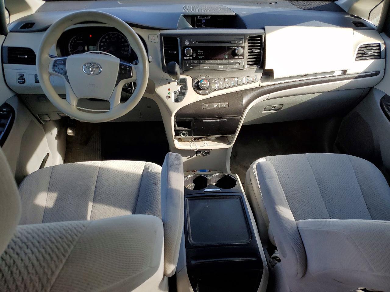 2014 Toyota Sienna Le White vin: 5TDKK3DCXES447450