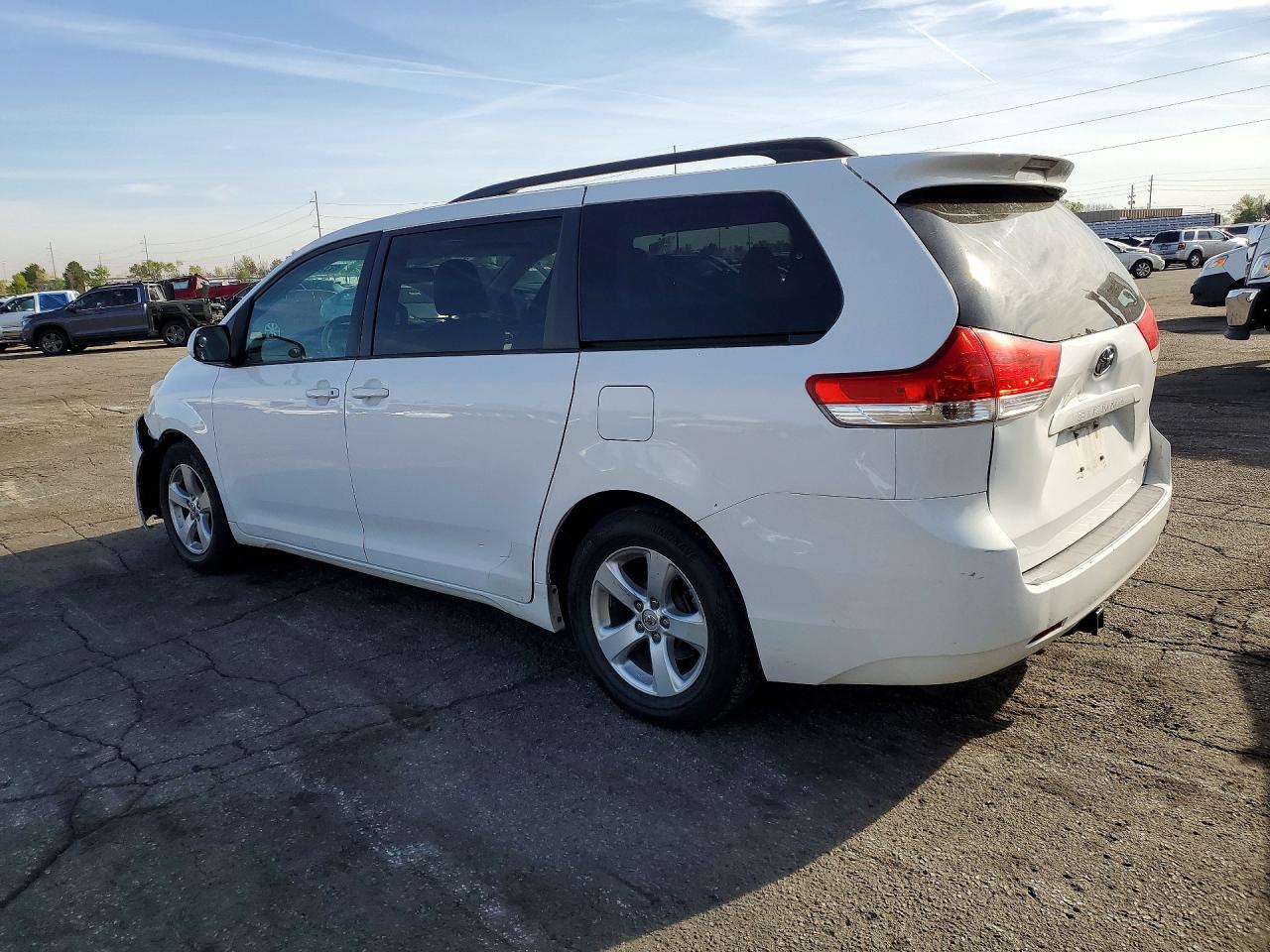 2014 Toyota Sienna Le White vin: 5TDKK3DCXES447450