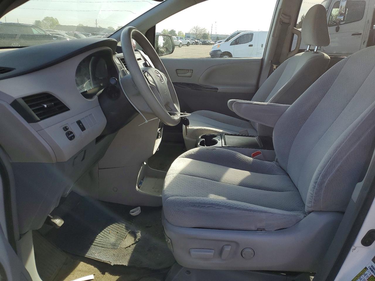 2014 Toyota Sienna Le White vin: 5TDKK3DCXES447450
