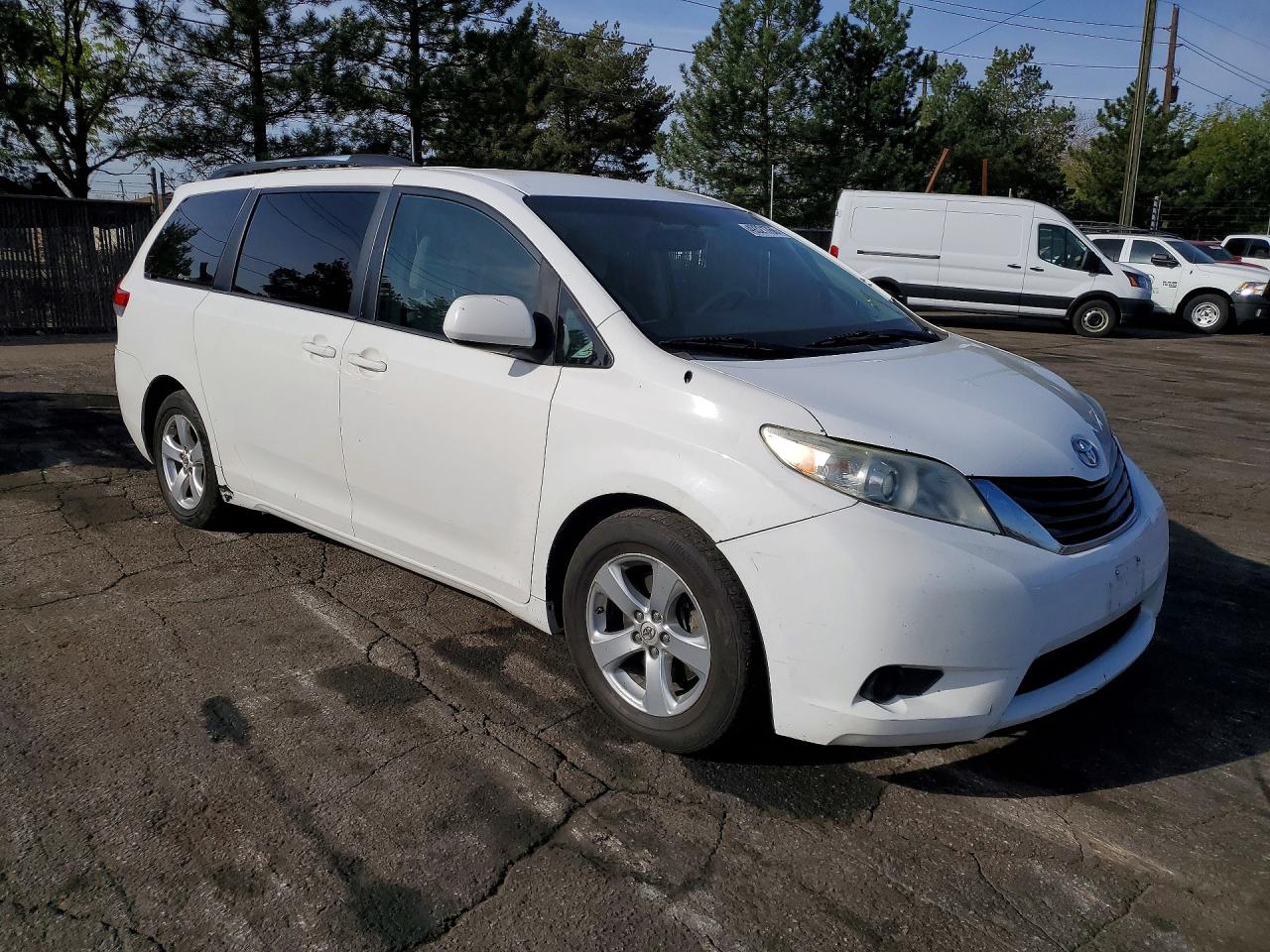 2014 Toyota Sienna Le White vin: 5TDKK3DCXES447450