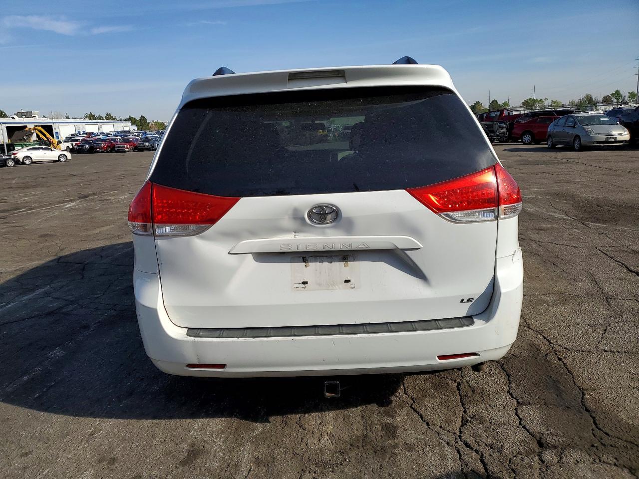 2014 Toyota Sienna Le White vin: 5TDKK3DCXES447450