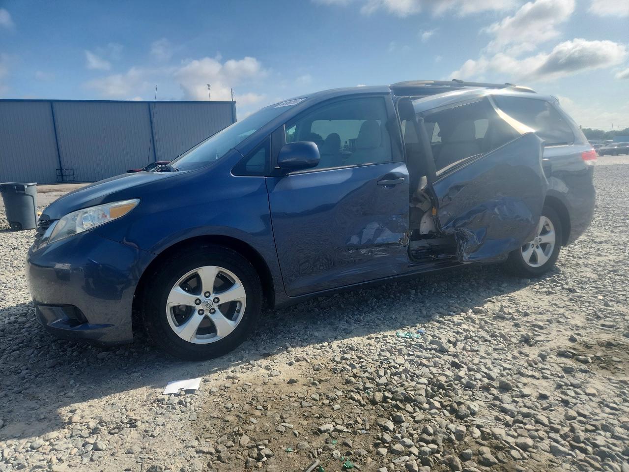 2014 Toyota Sienna Le Blue vin: 5TDKK3DCXES451885
